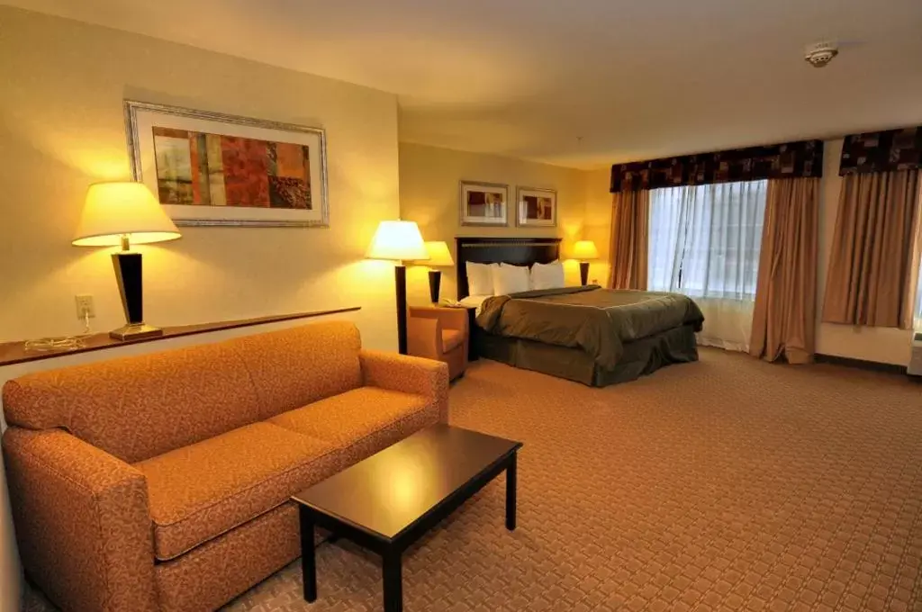 Photo of the whole room, Seating Area in Comfort Suites Mahwah - Paramus