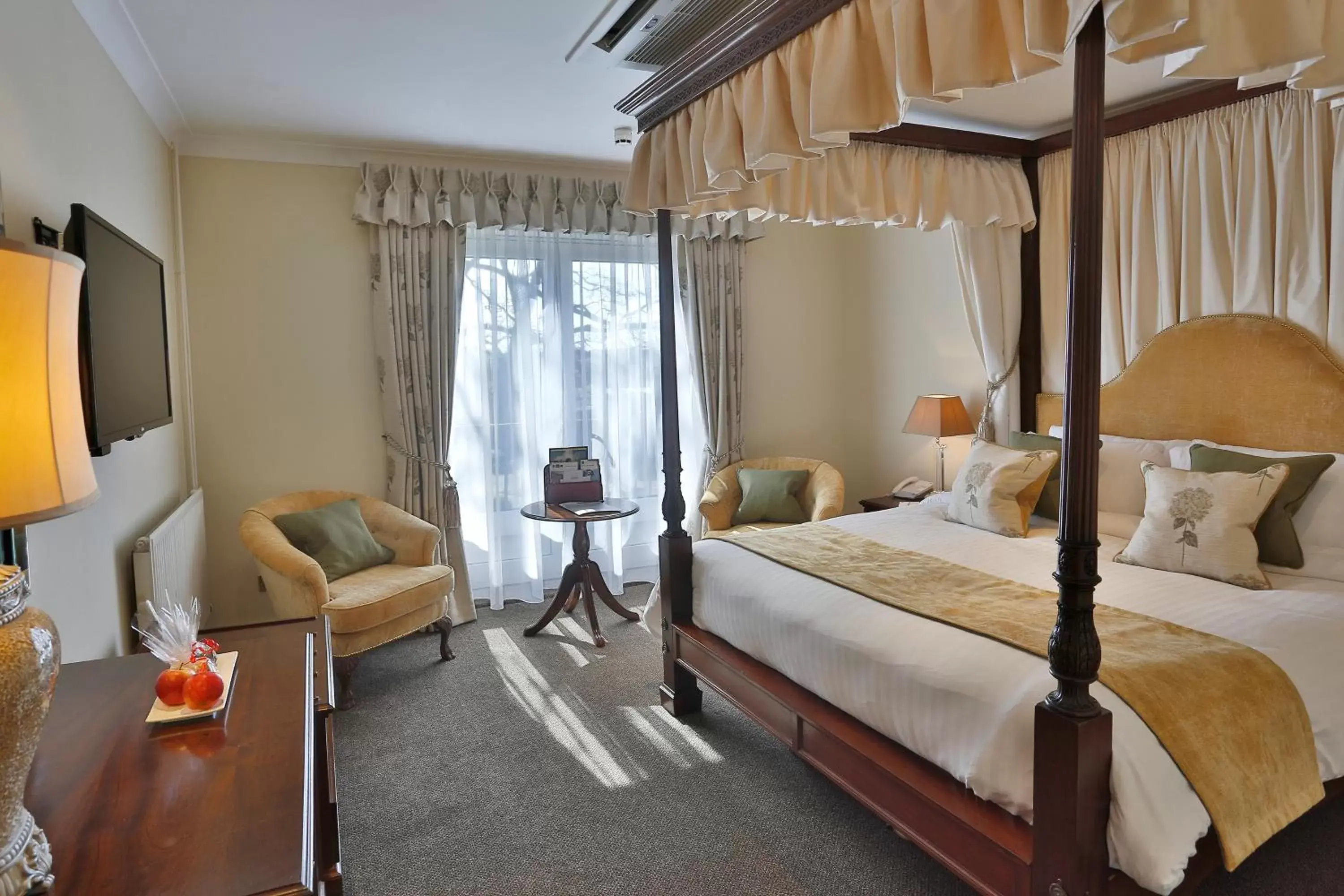 Deluxe Double Room in The Three Swans Hotel, Market Harborough, Leicestershire