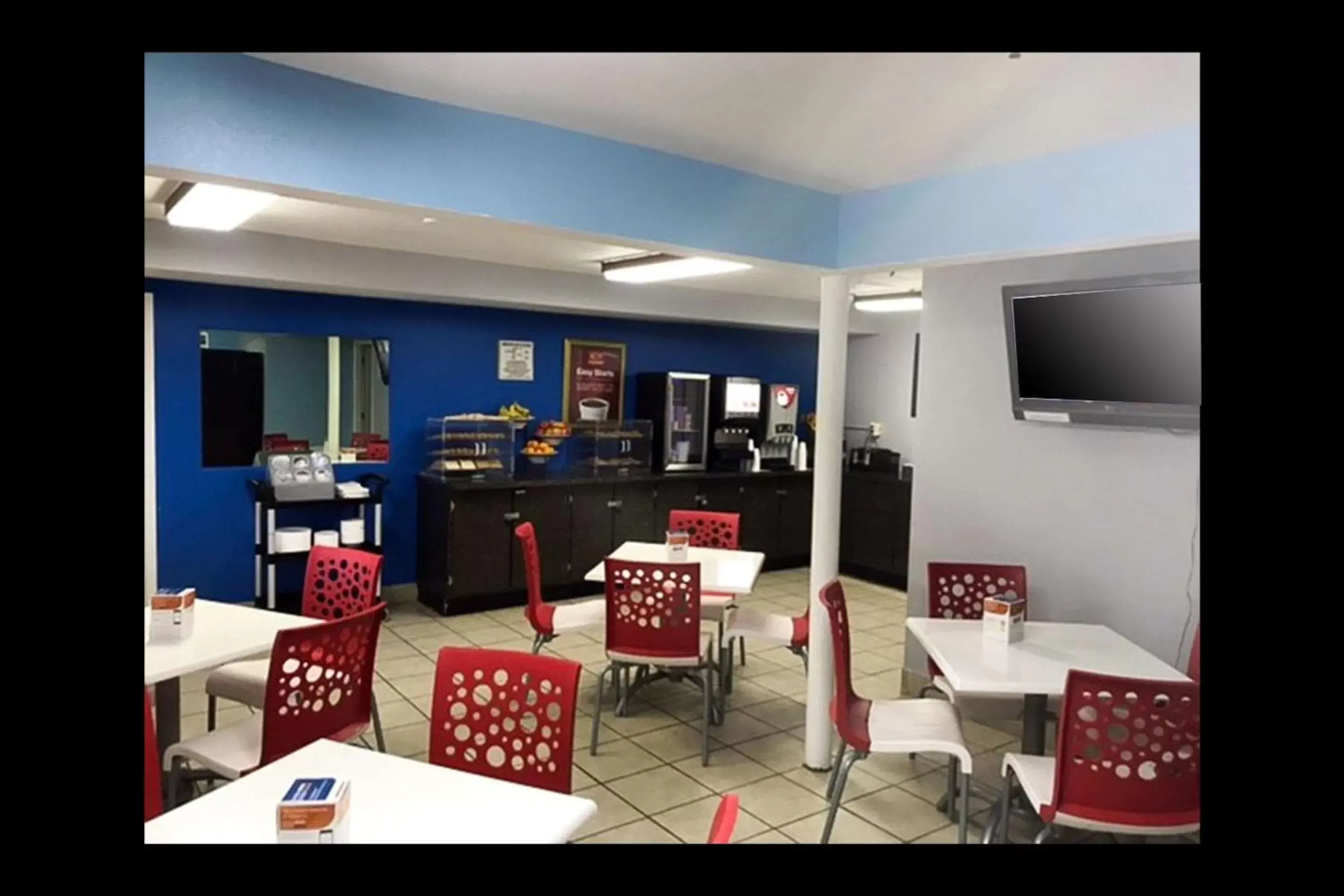 Restaurant/Places to Eat in Econo Lodge Inn & Suites I-64 & Us 13