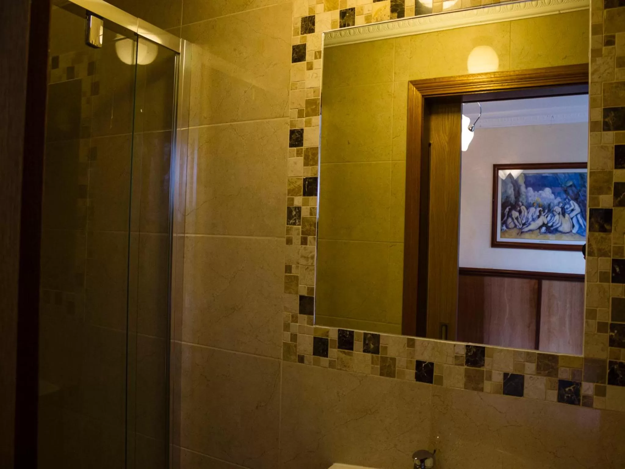 Bathroom in Cricklewood Lodge Hotel