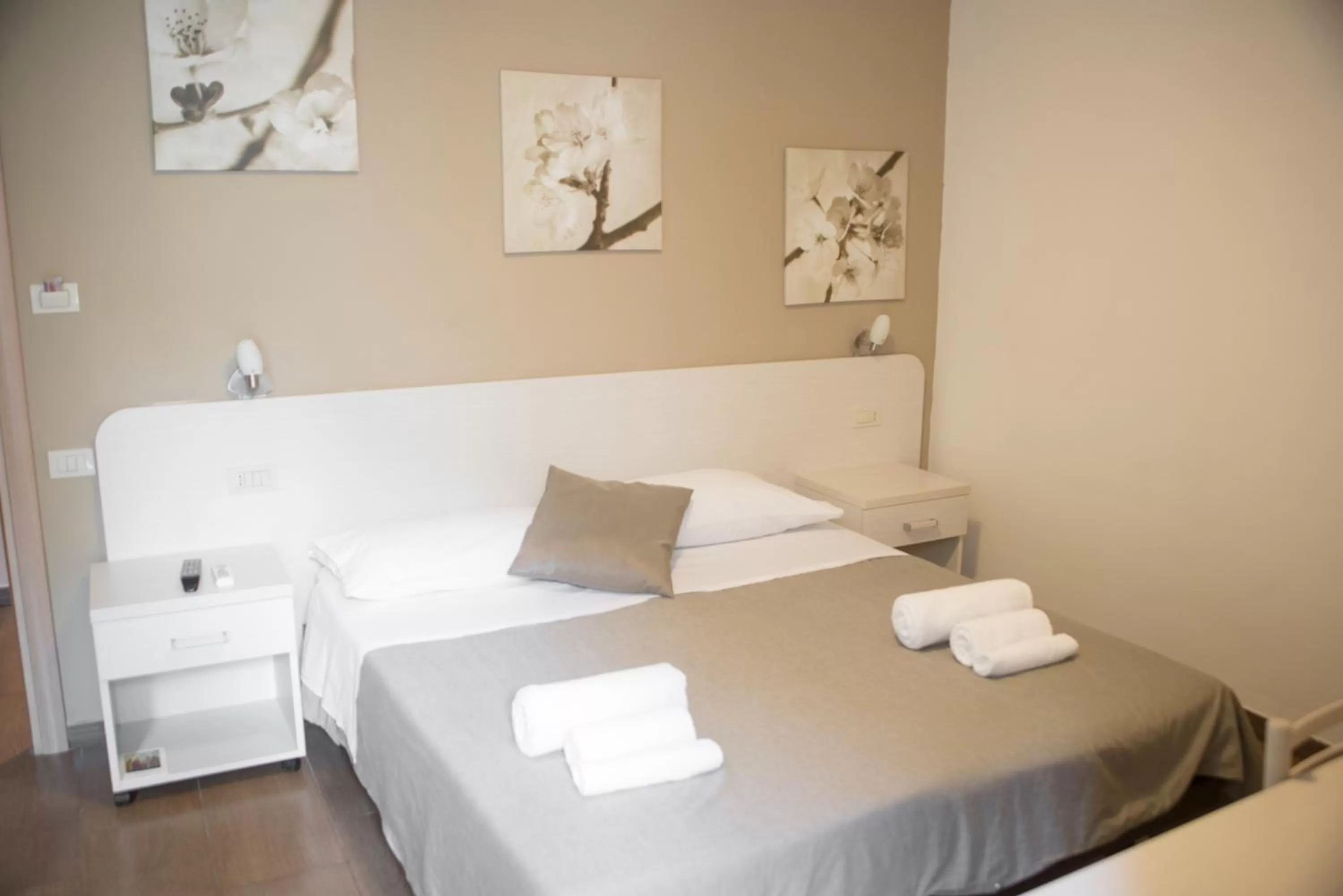 Spring, Bed in Anna Guest House