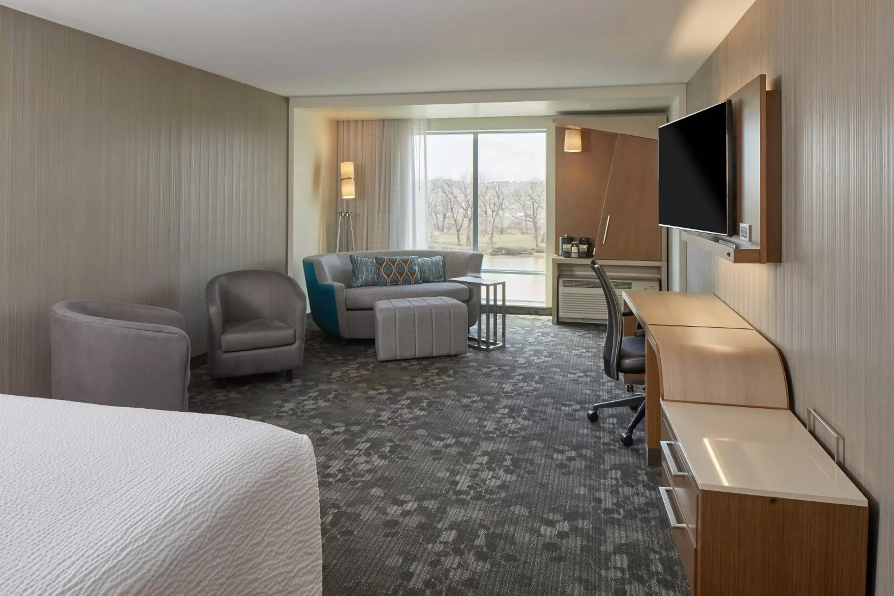 Photo of the whole room, Seating Area in Courtyard by Marriott Albany Troy/Waterfront