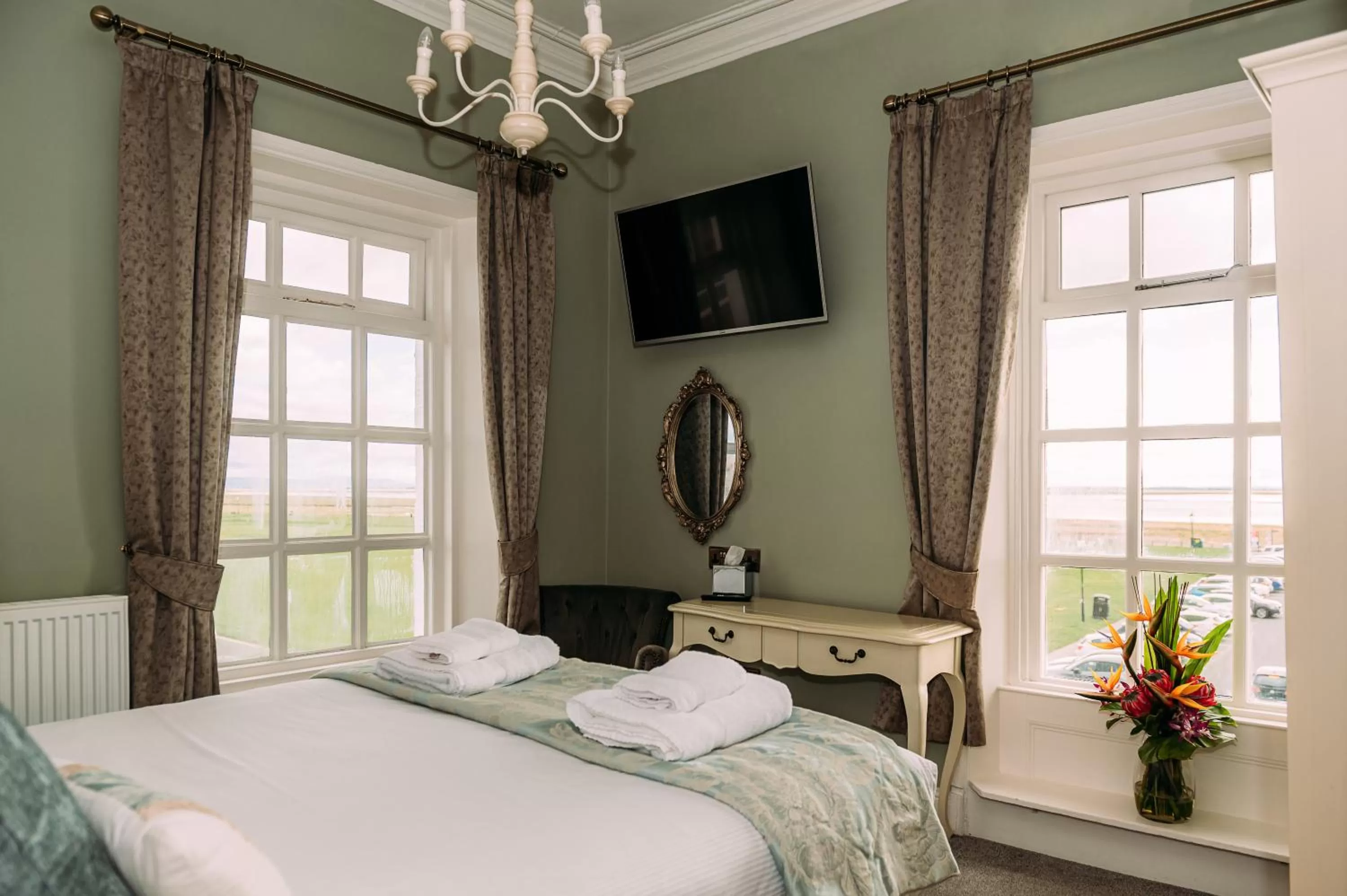 Bed in The Queens Hotel