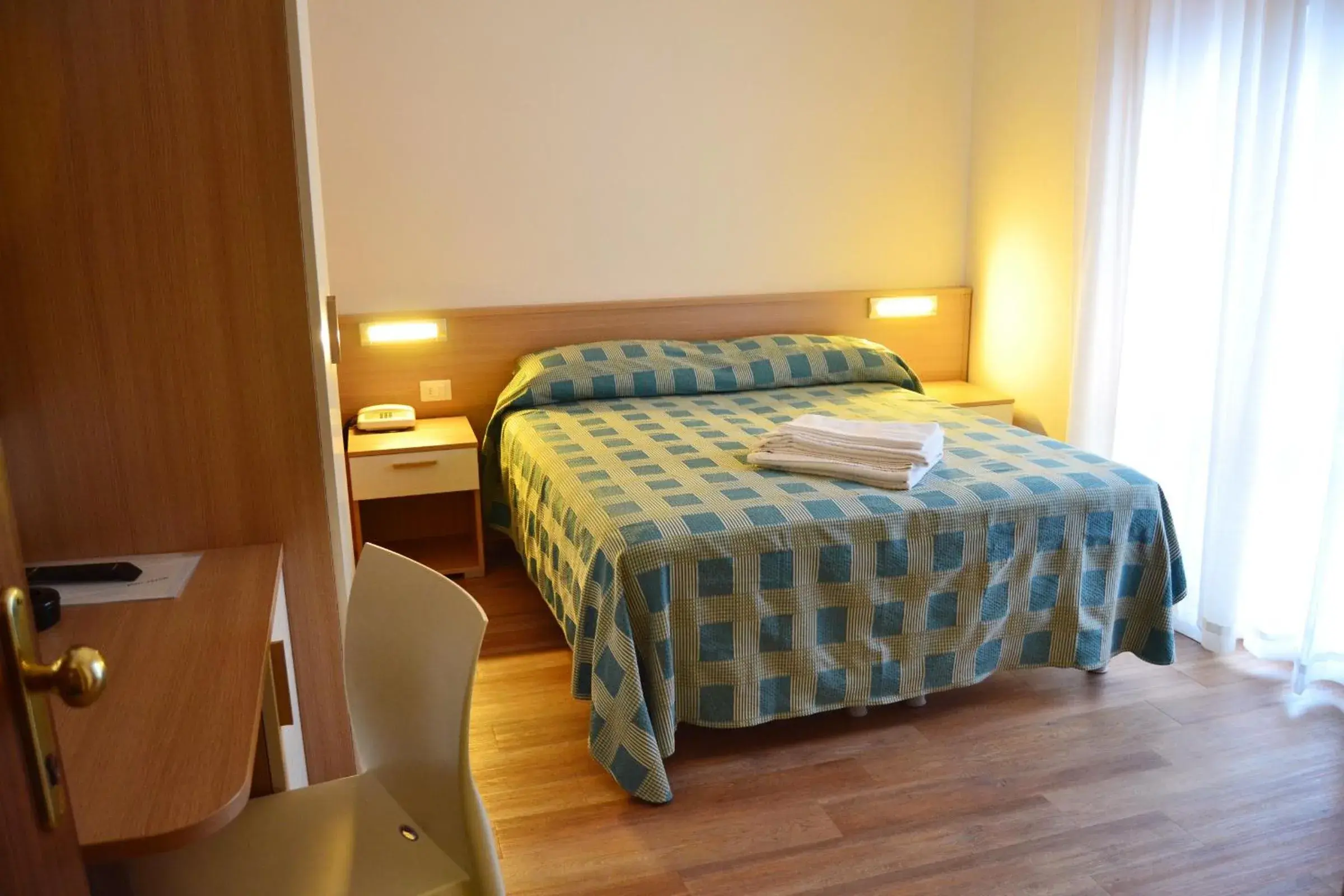 Bedroom, Bed in Hotel Midi