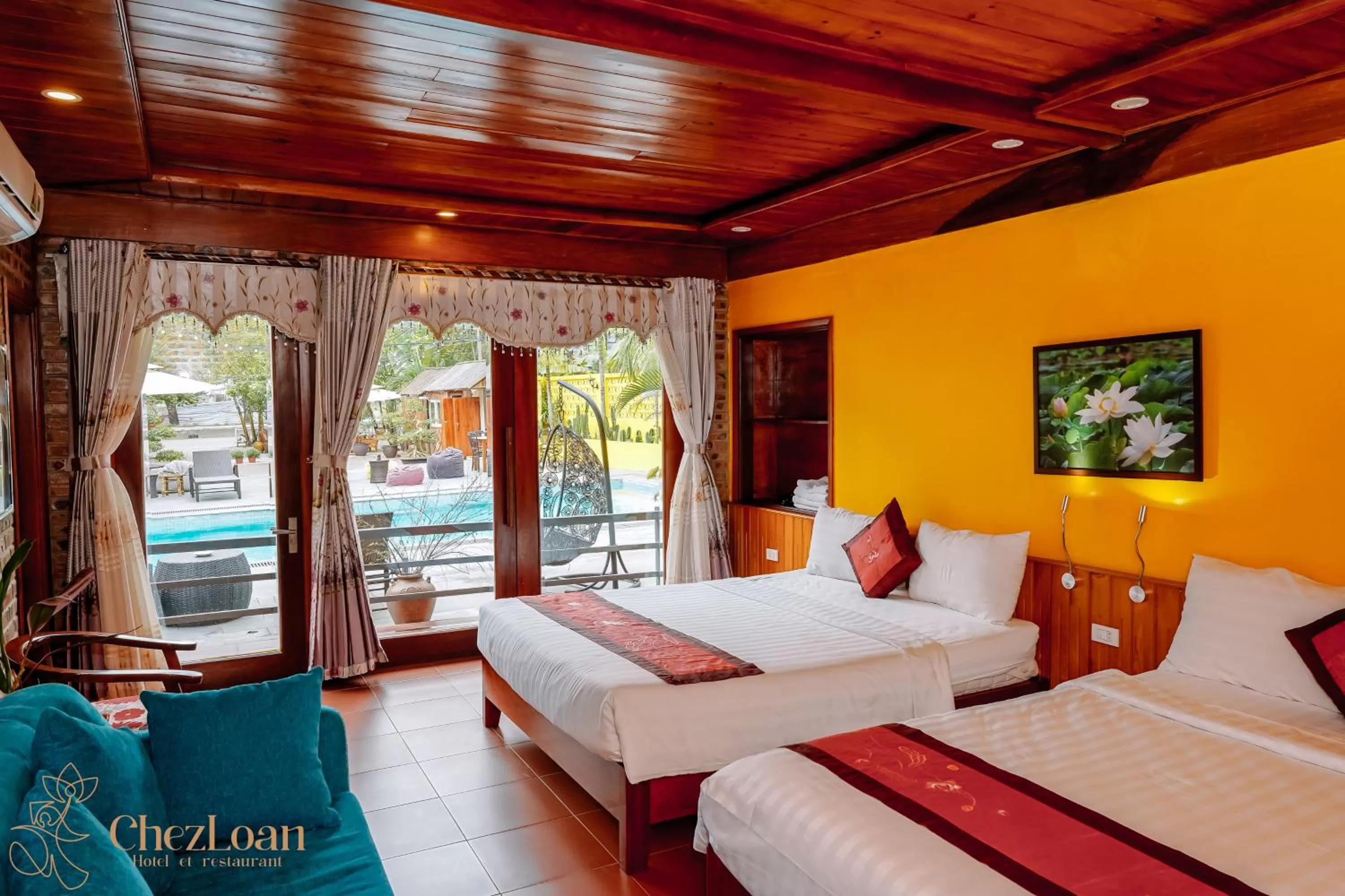 Communal lounge/ TV room, Bed in Chez Loan Hotel