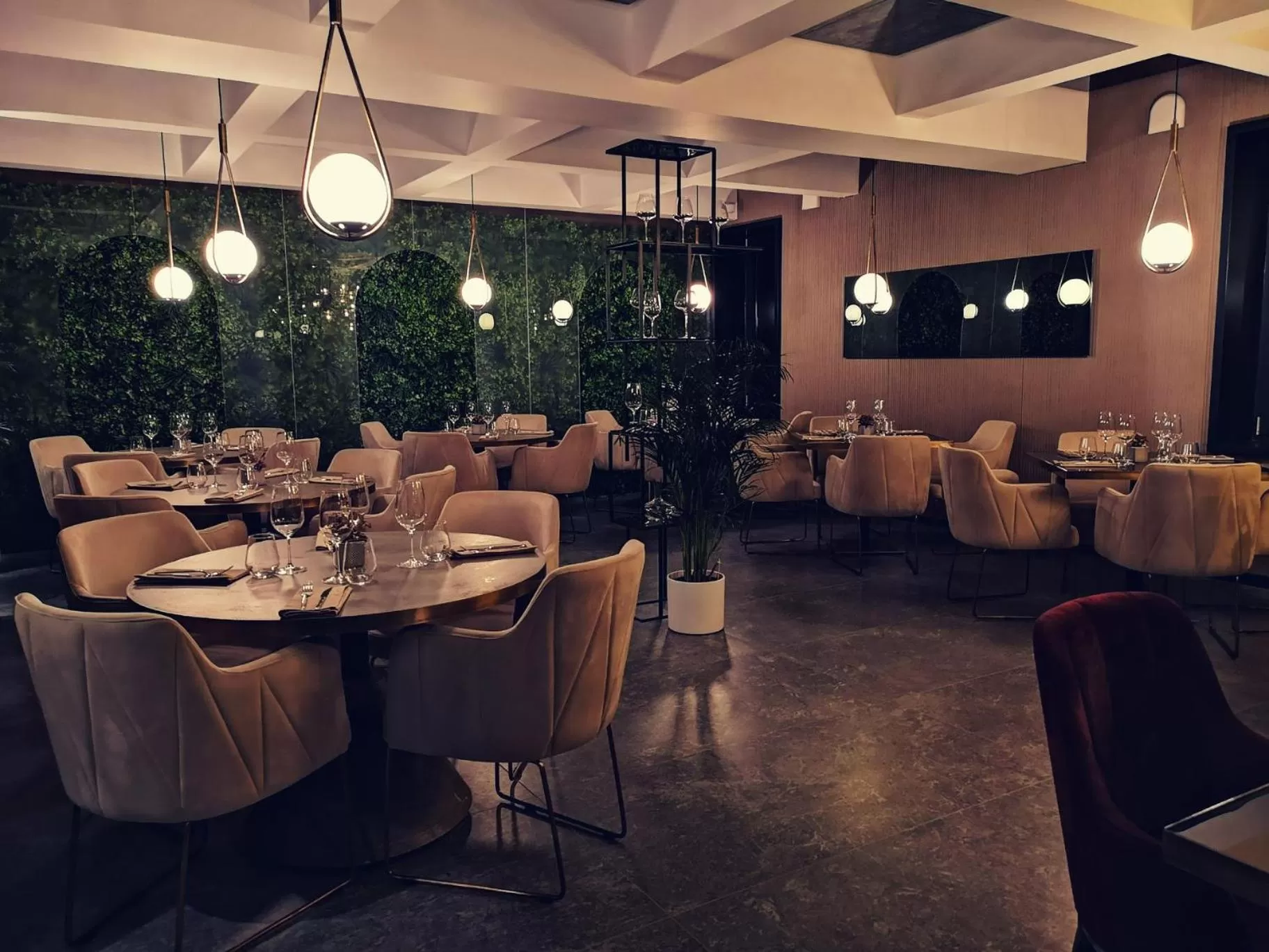 Restaurant/places to eat in Hotel MOREA