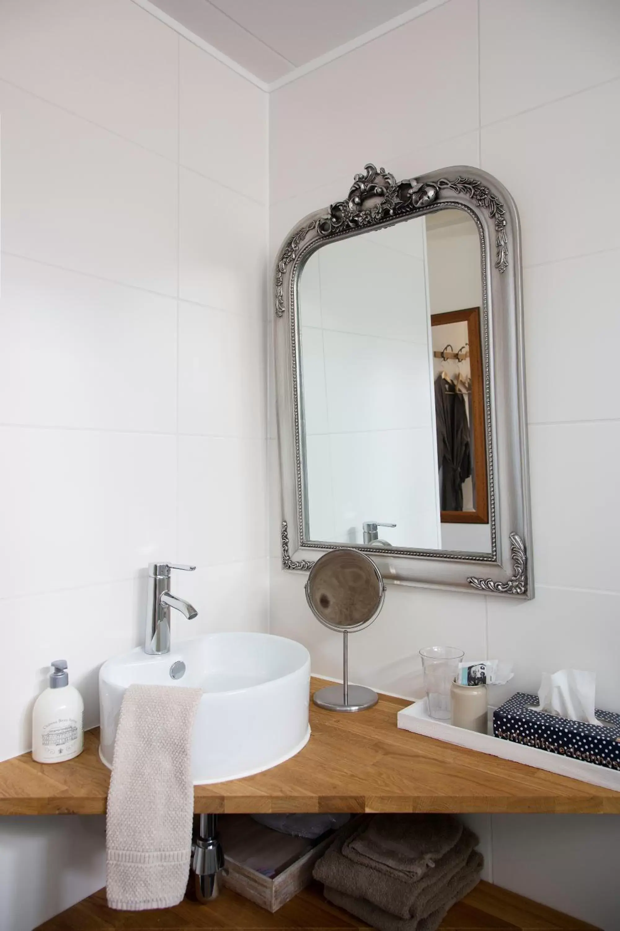 Property building, Bathroom in B&B Hoofddorp