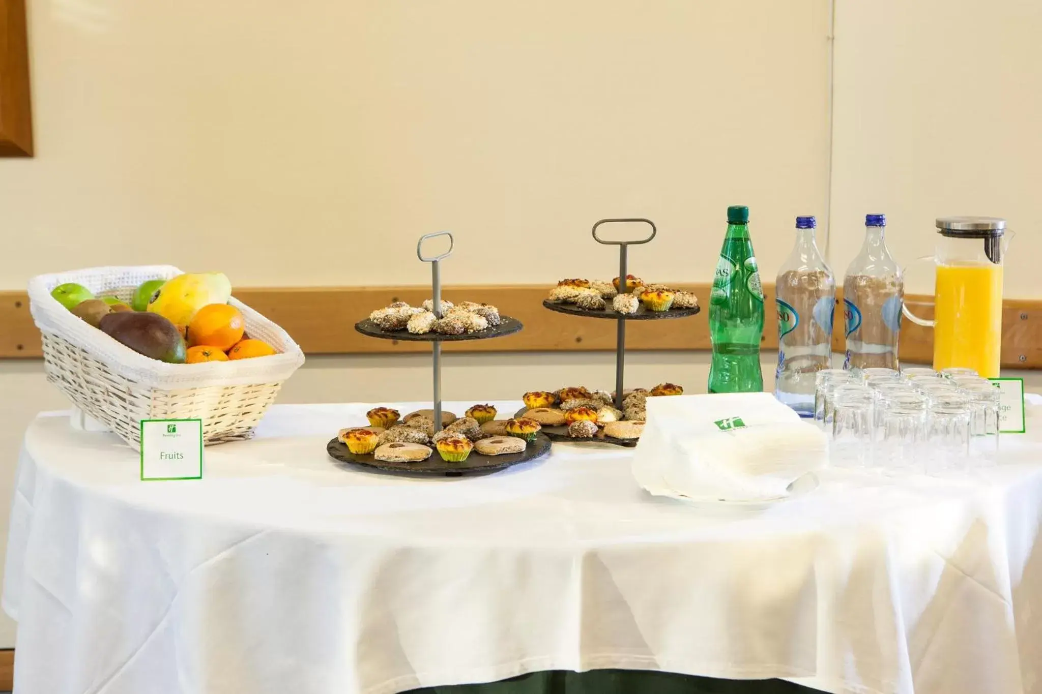 Meeting/conference room, Food in Holiday Inn Lisbon-Continental, an IHG Hotel