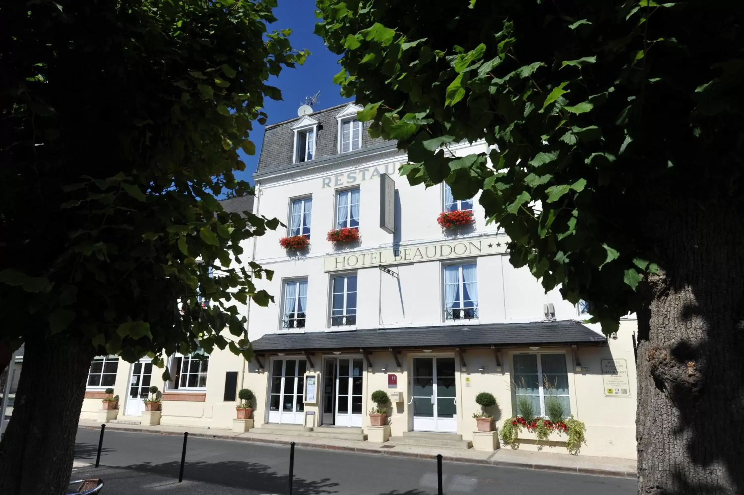 Facade/entrance, Property Building in Logis Hotel Beaudon