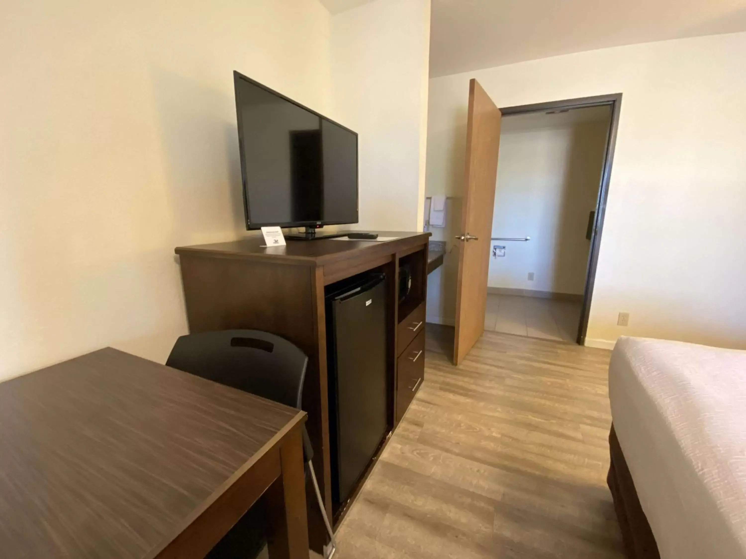 Bedroom, TV/Entertainment Center in SureStay Hotel by Best Western Williams