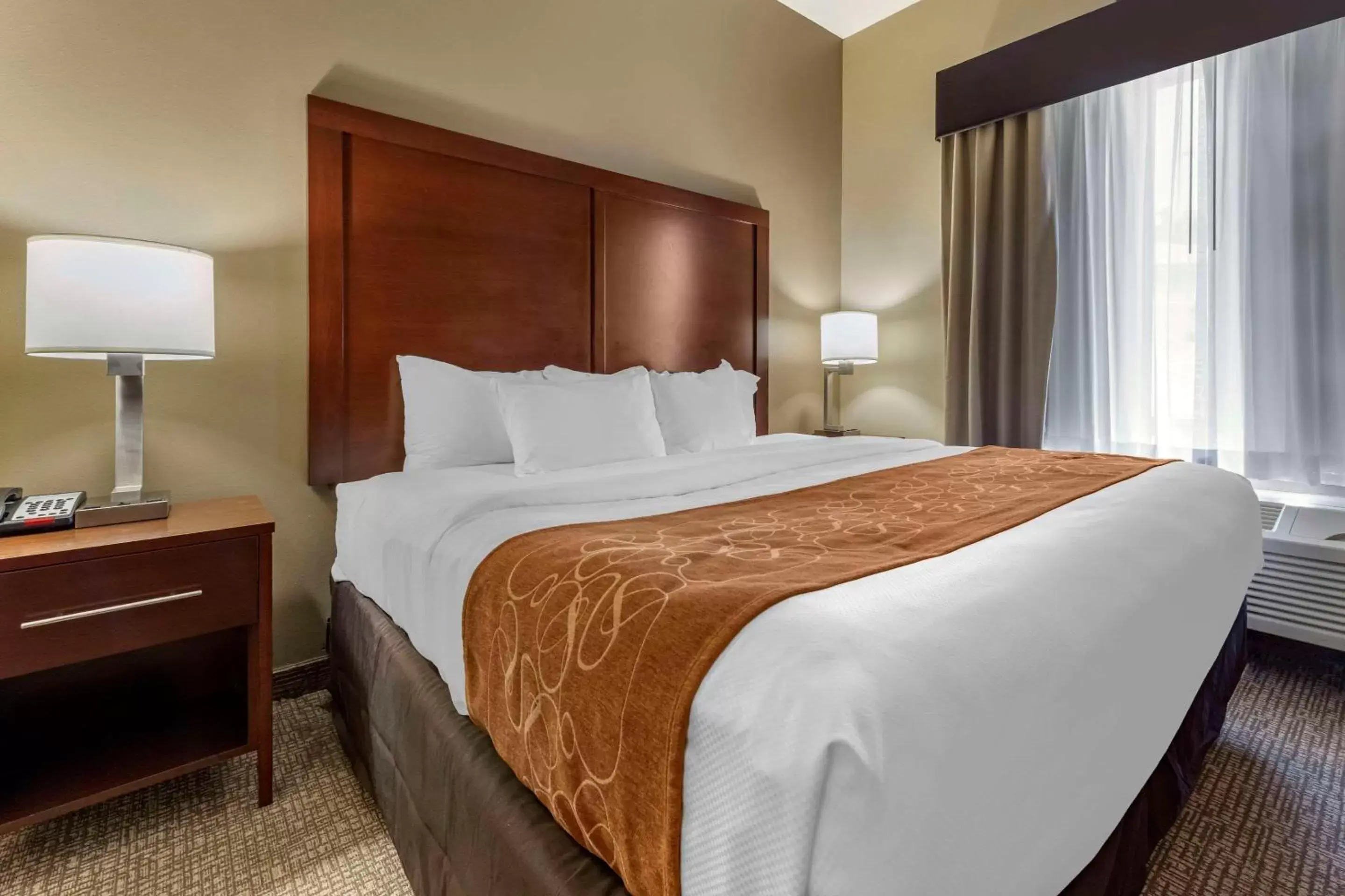 Bedroom, Bed in Comfort Suites Bridgeport - Clarksburg