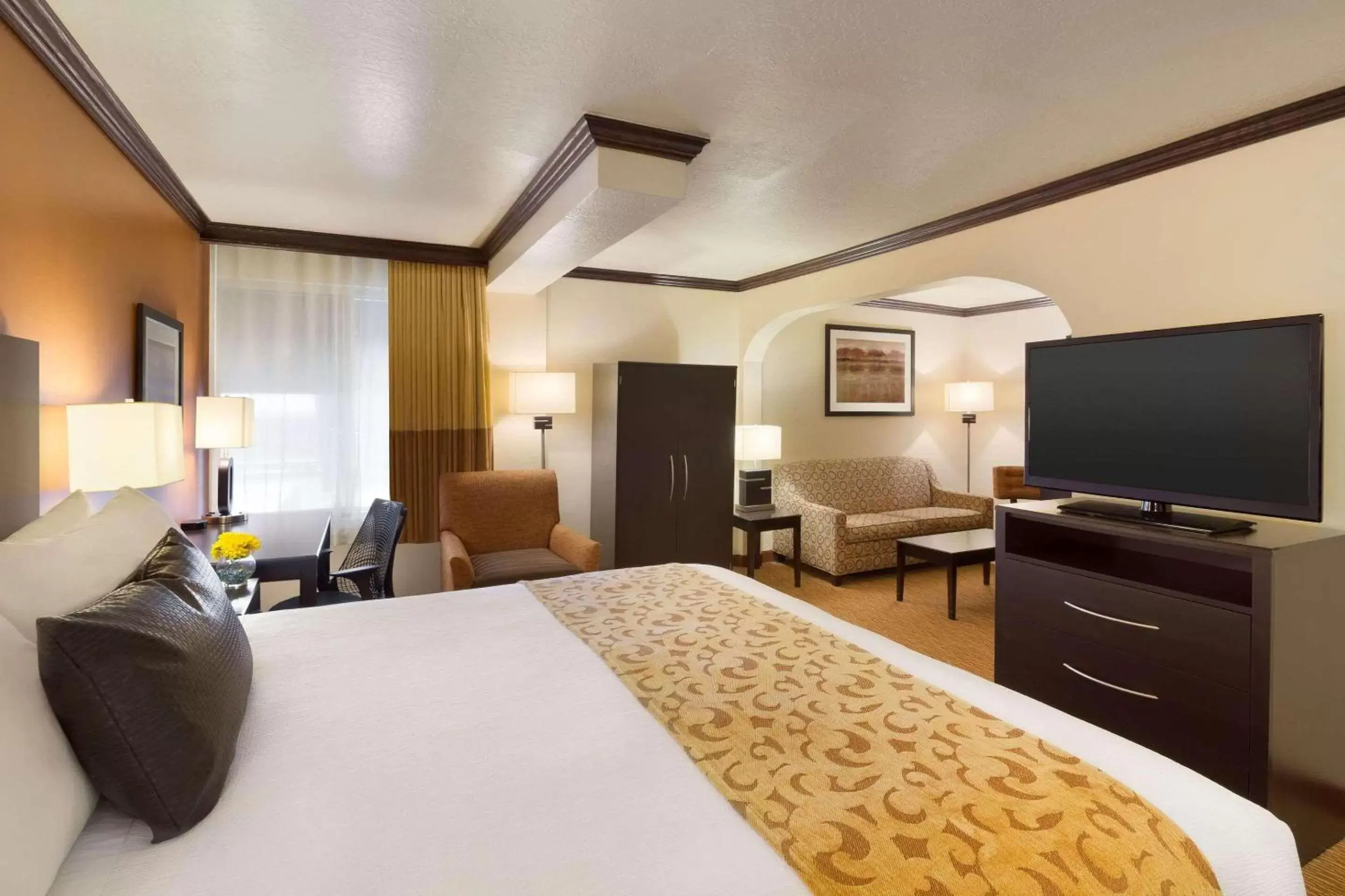 Bedroom, TV/Entertainment Center in Park Inn by Radisson Salt Lake City -Midvale