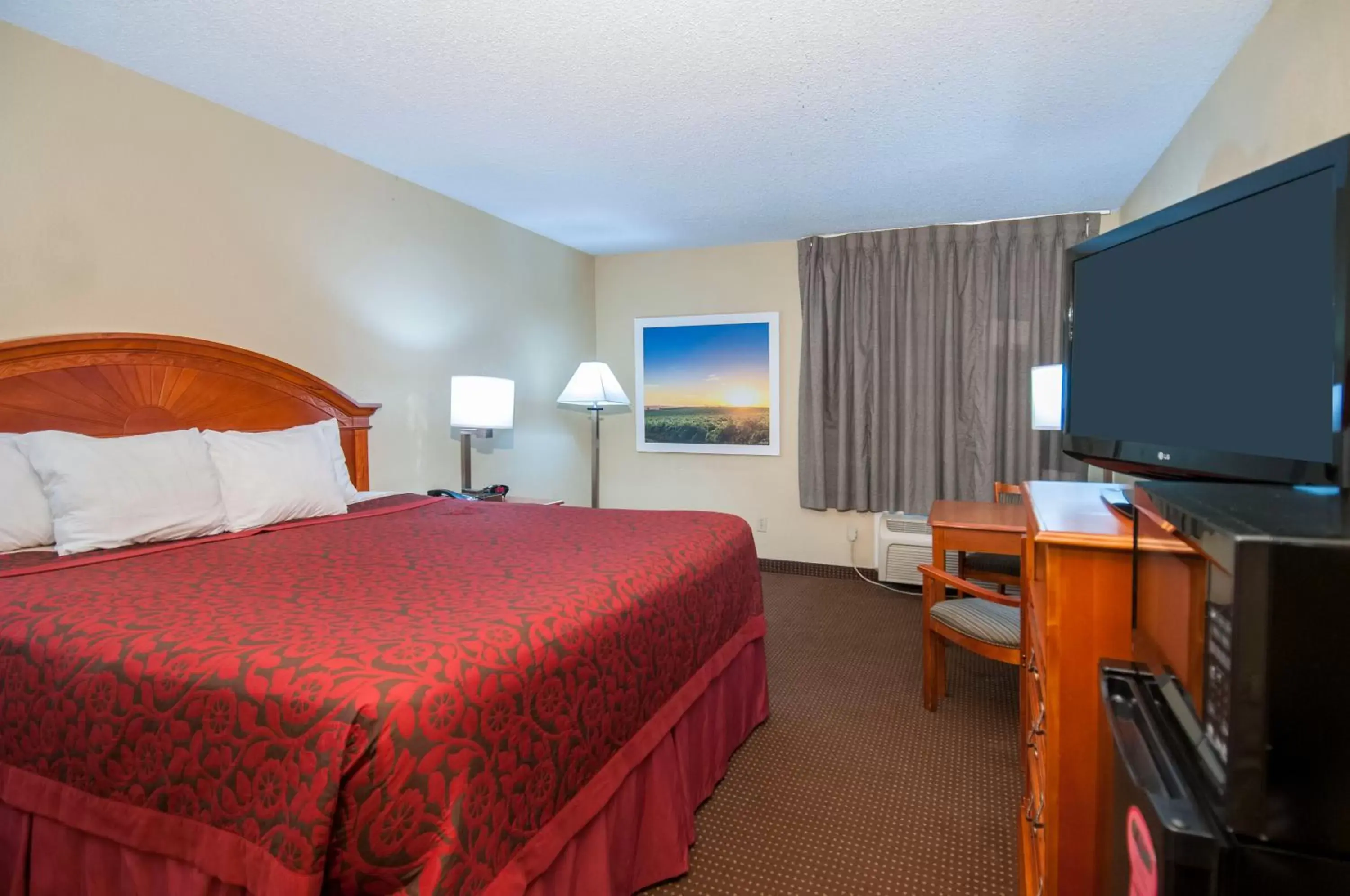 Bed, TV/Entertainment Center in Days Inn by Wyndham Pauls Valley