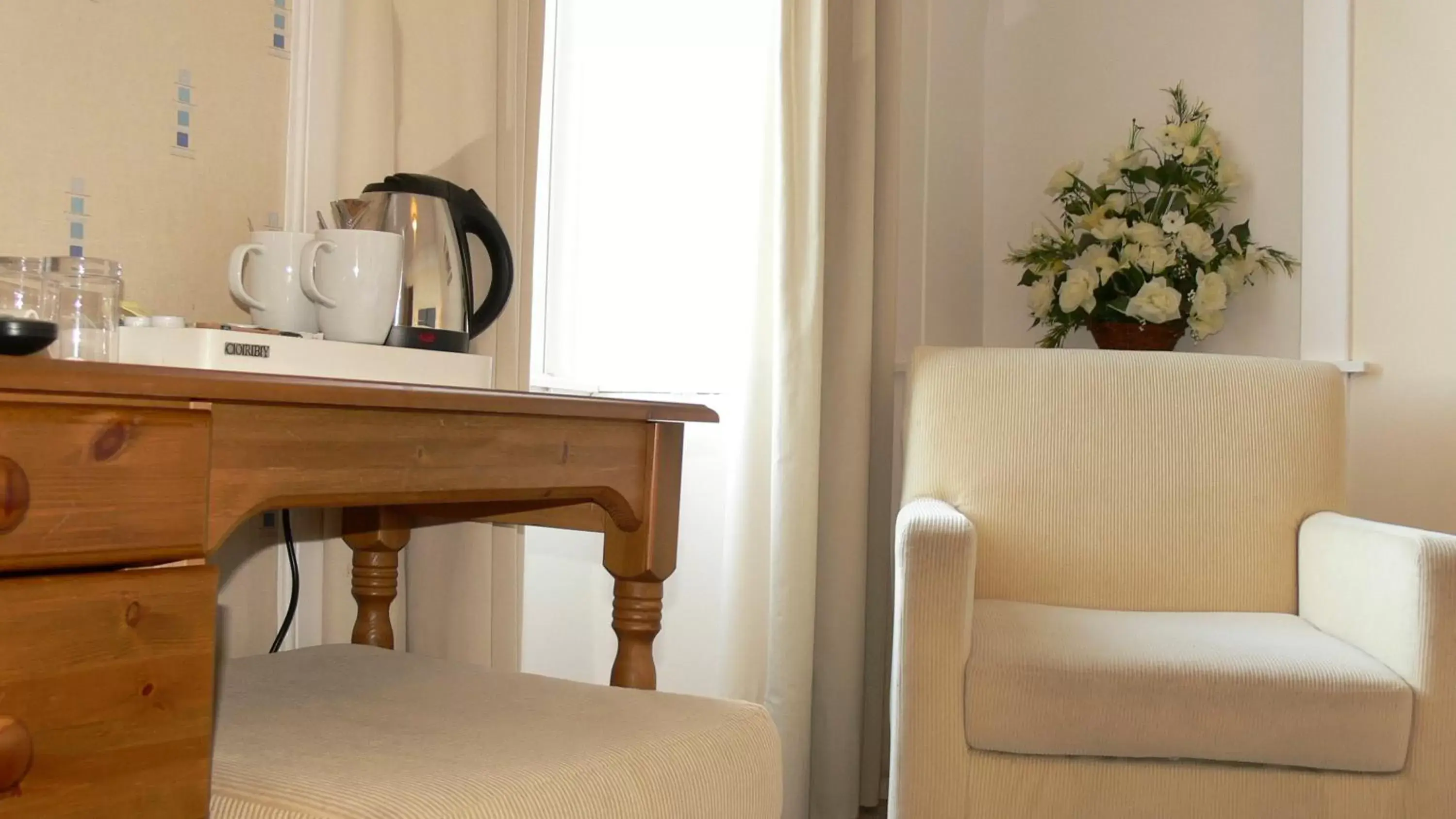 Coffee/tea facilities, Seating Area in The Home Arms Guesthouse