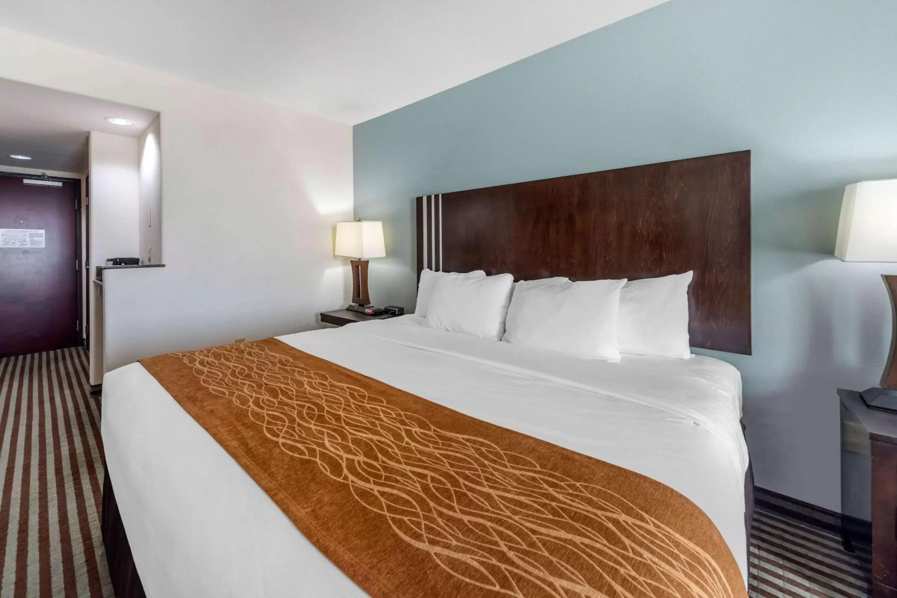 Photo of the whole room, Bed in Comfort Inn & Suites Perry I-35 Photo of the whole room, Bed in Comfort Inn & Suites Perry I-35