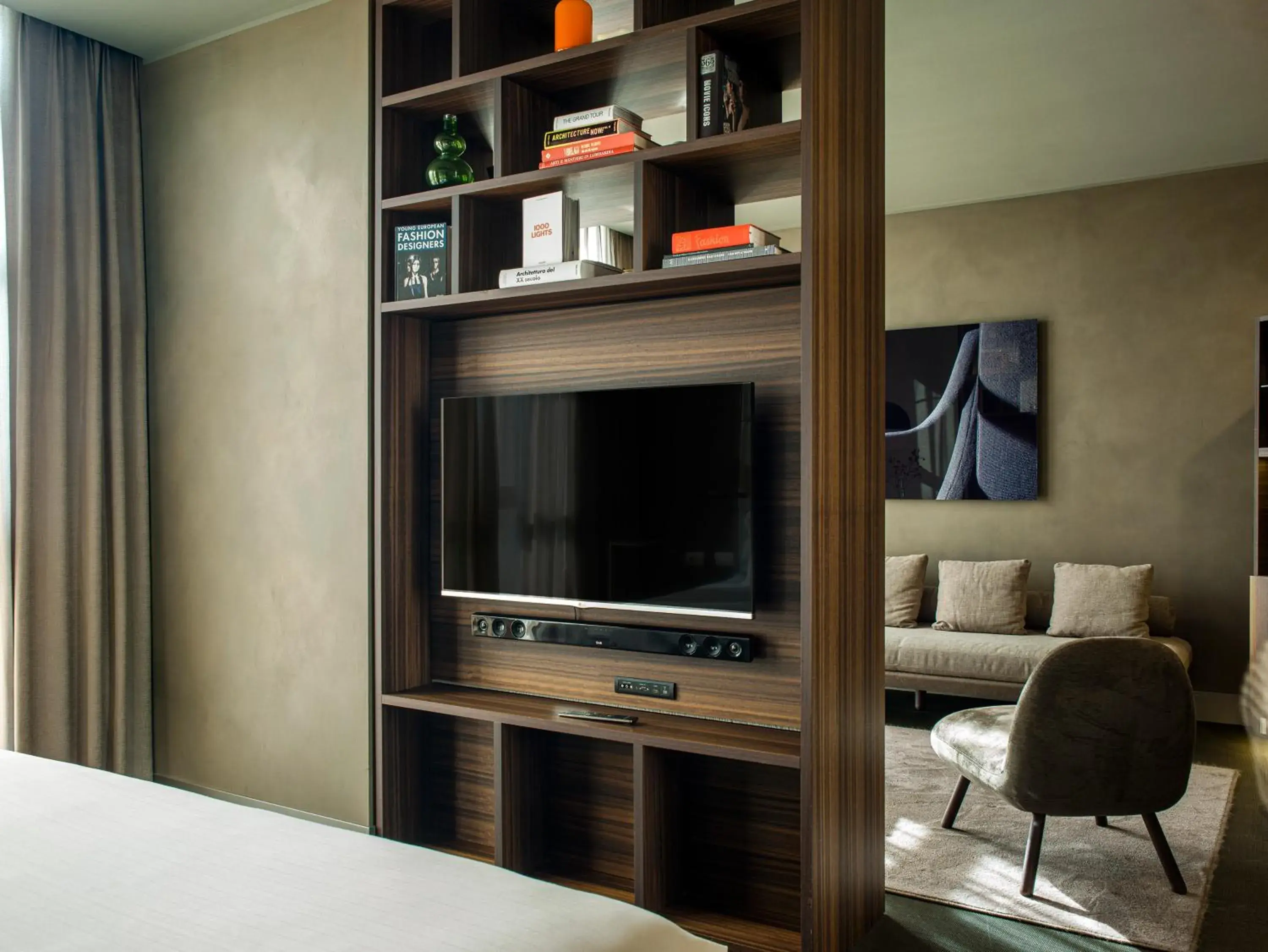 Bed, TV/Entertainment Center in ME Milan Il Duca