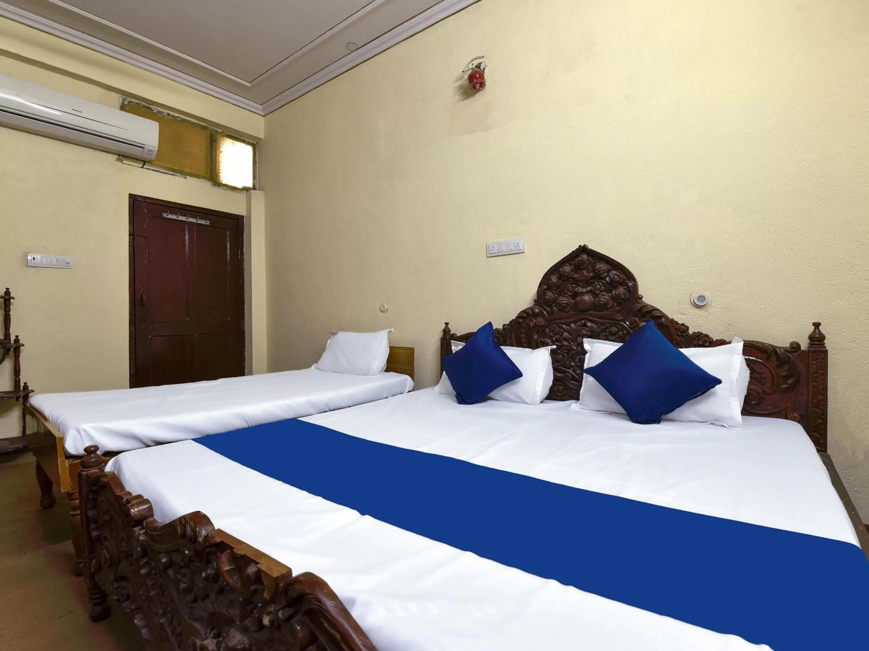 Bed in The Maurvi Inn