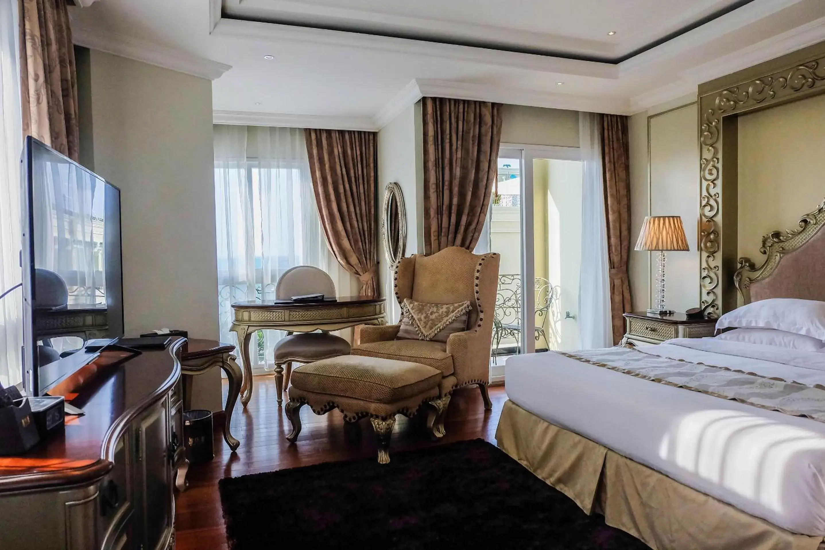 Seating area, Bed in LK The Empress Seating area, Bed in LK The Empress