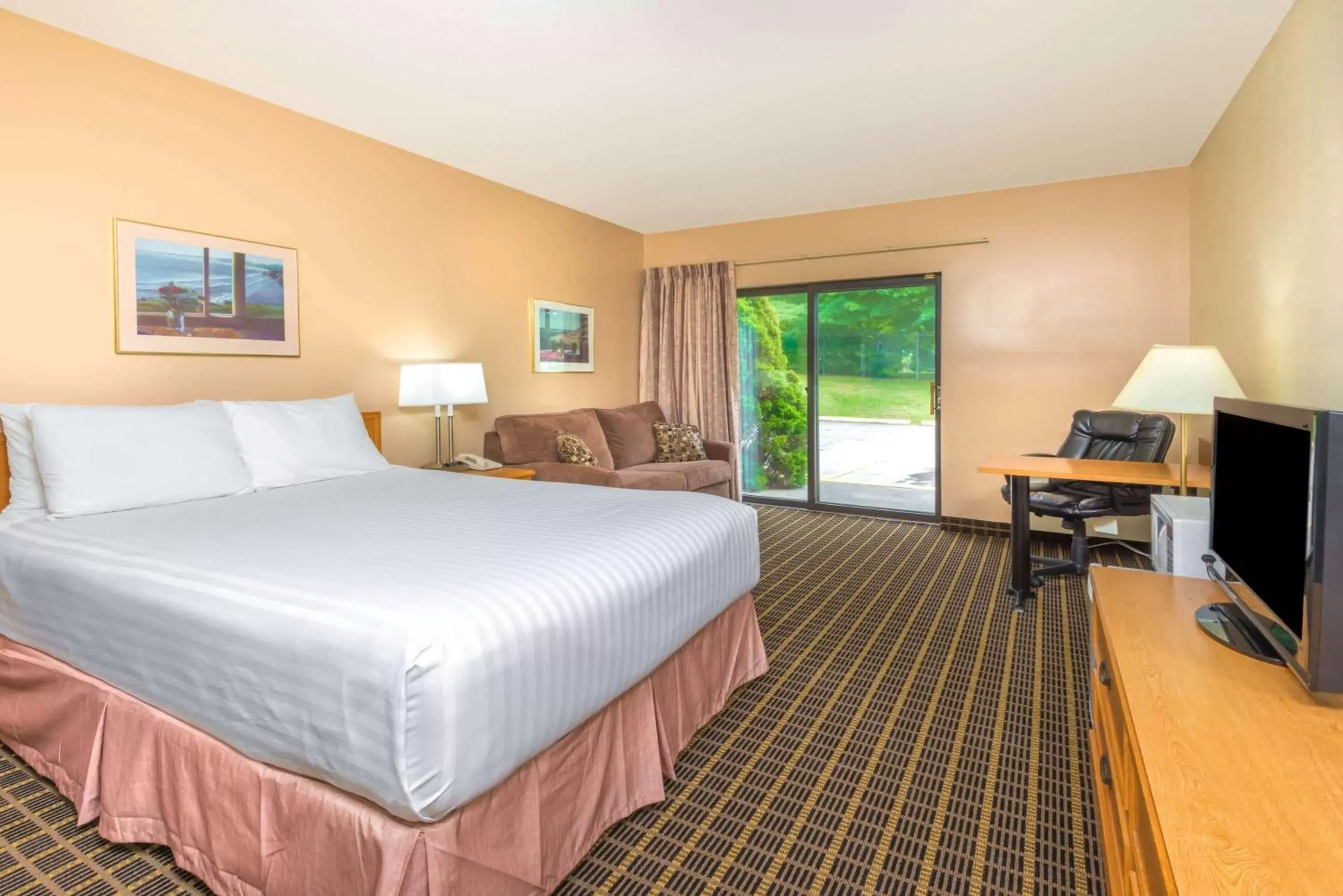 Photo of the whole room, Bed in Howard Johnson by Wyndham Tillsonburg