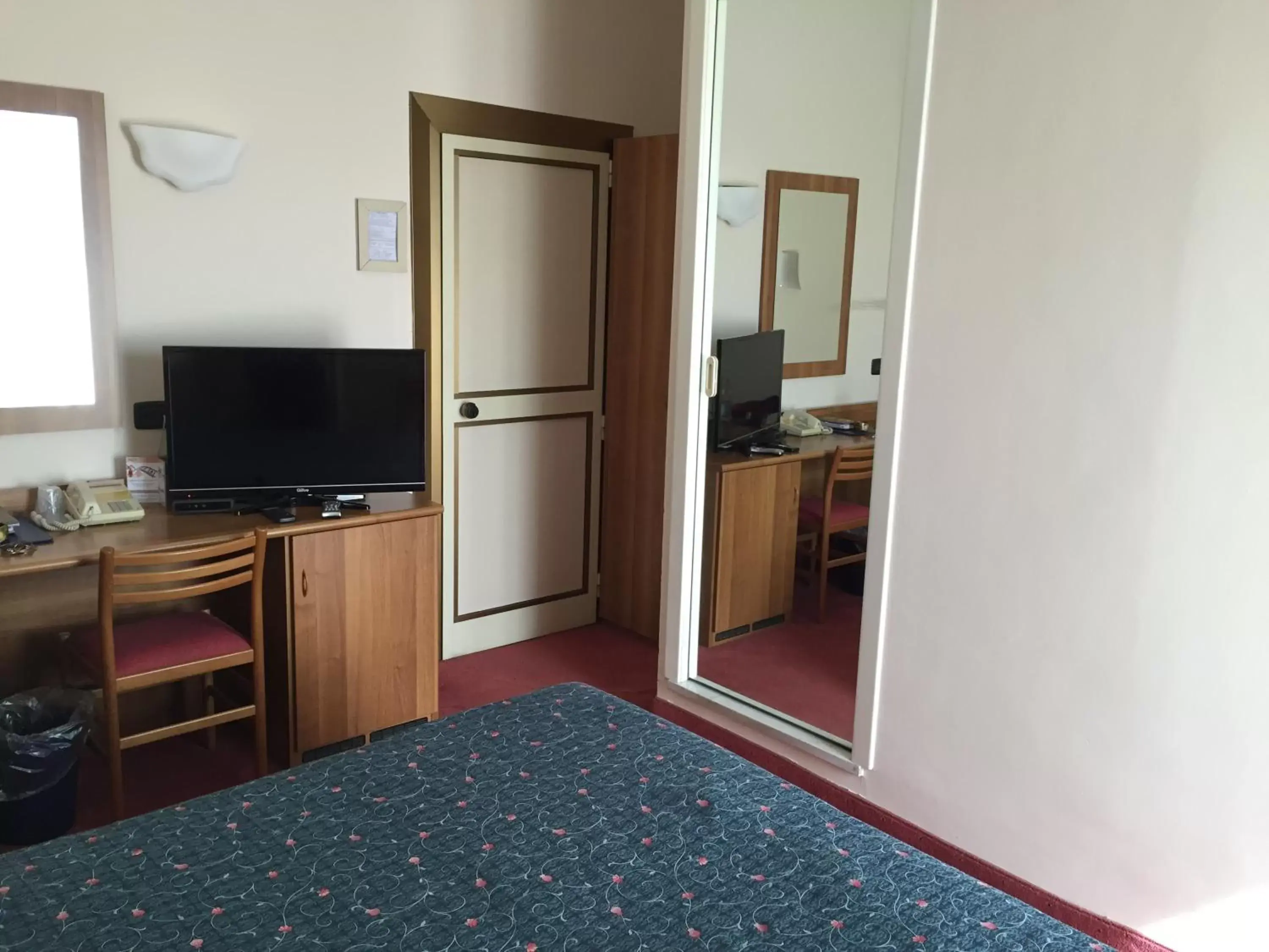 Bed, TV/Entertainment Center in Hotel Arcobaleno