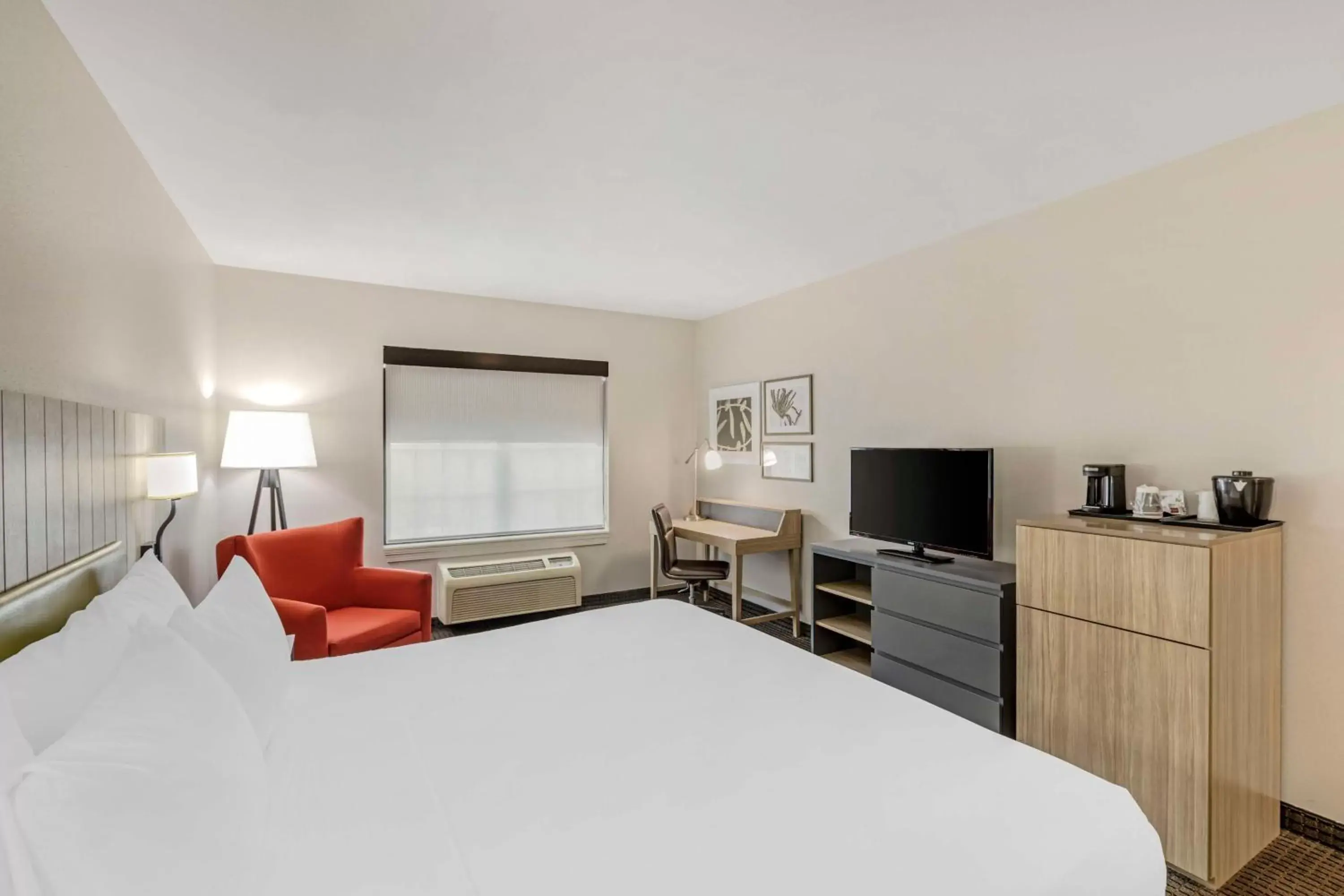 Bedroom, TV/Entertainment Center in Country Inn & Suites by Radisson, Elk Grove Village/Itasca