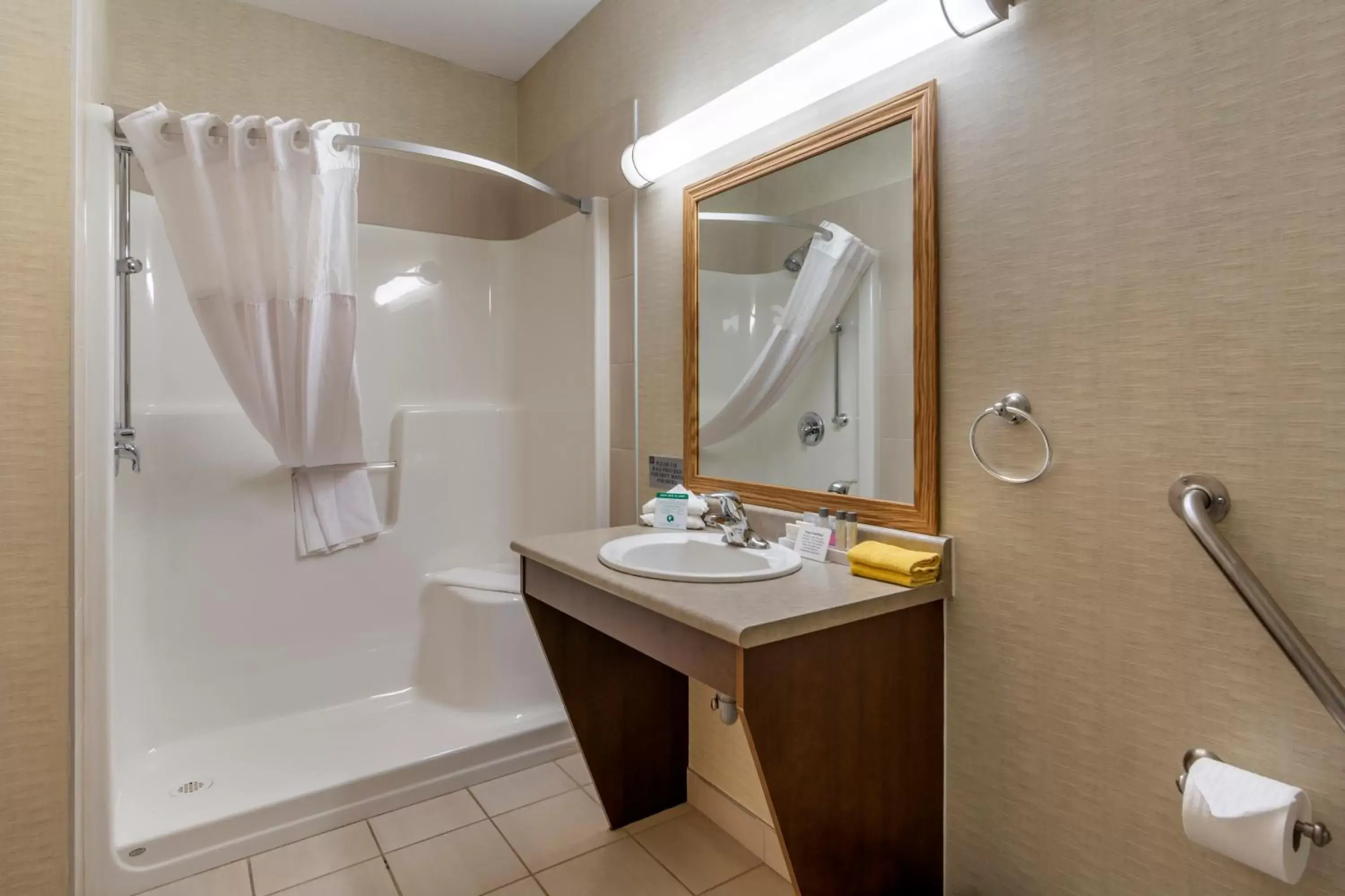 Shower, Bathroom in Devonian Hotel and Suites