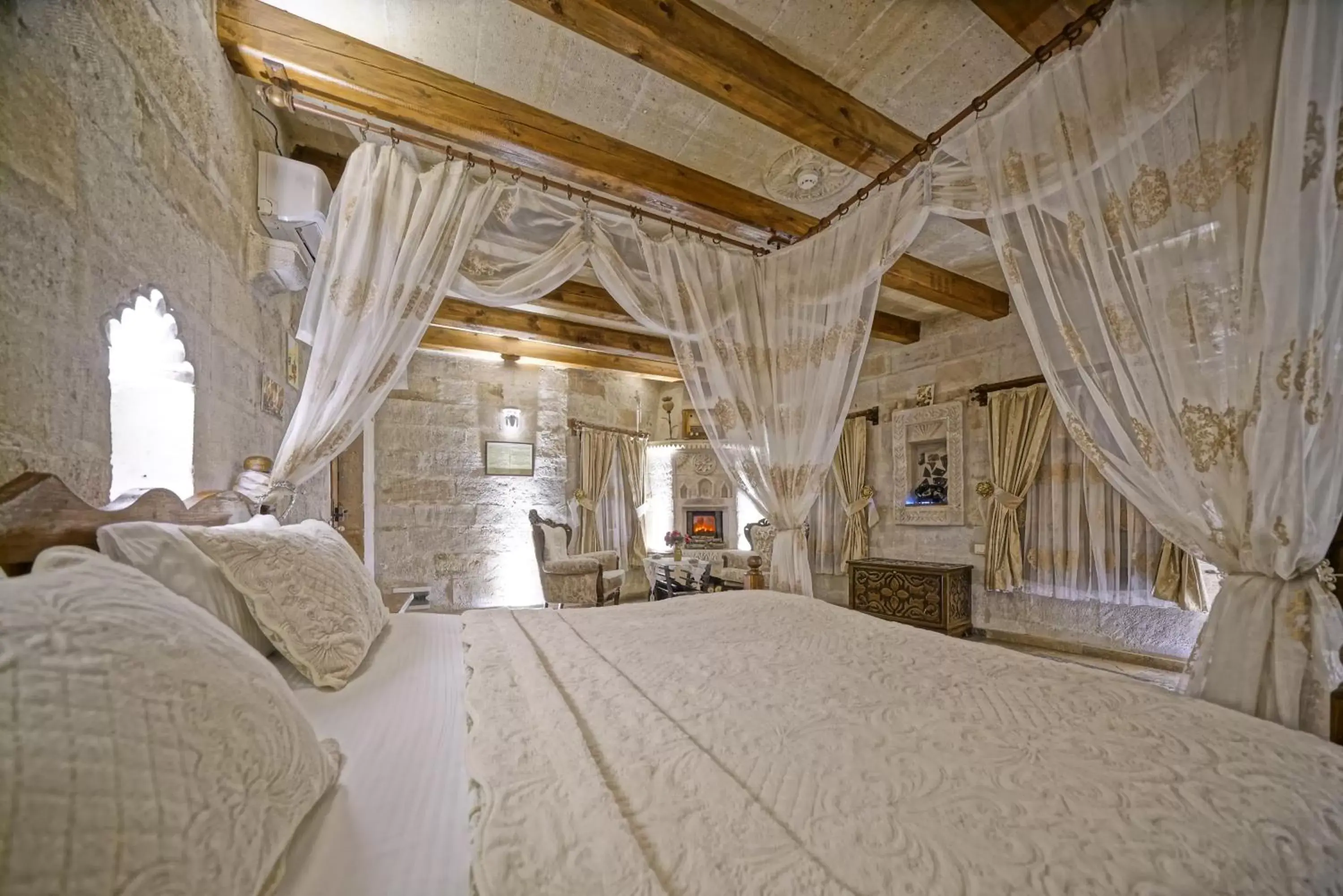 Photo of the whole room, Bed in Maccan Cave Hotel