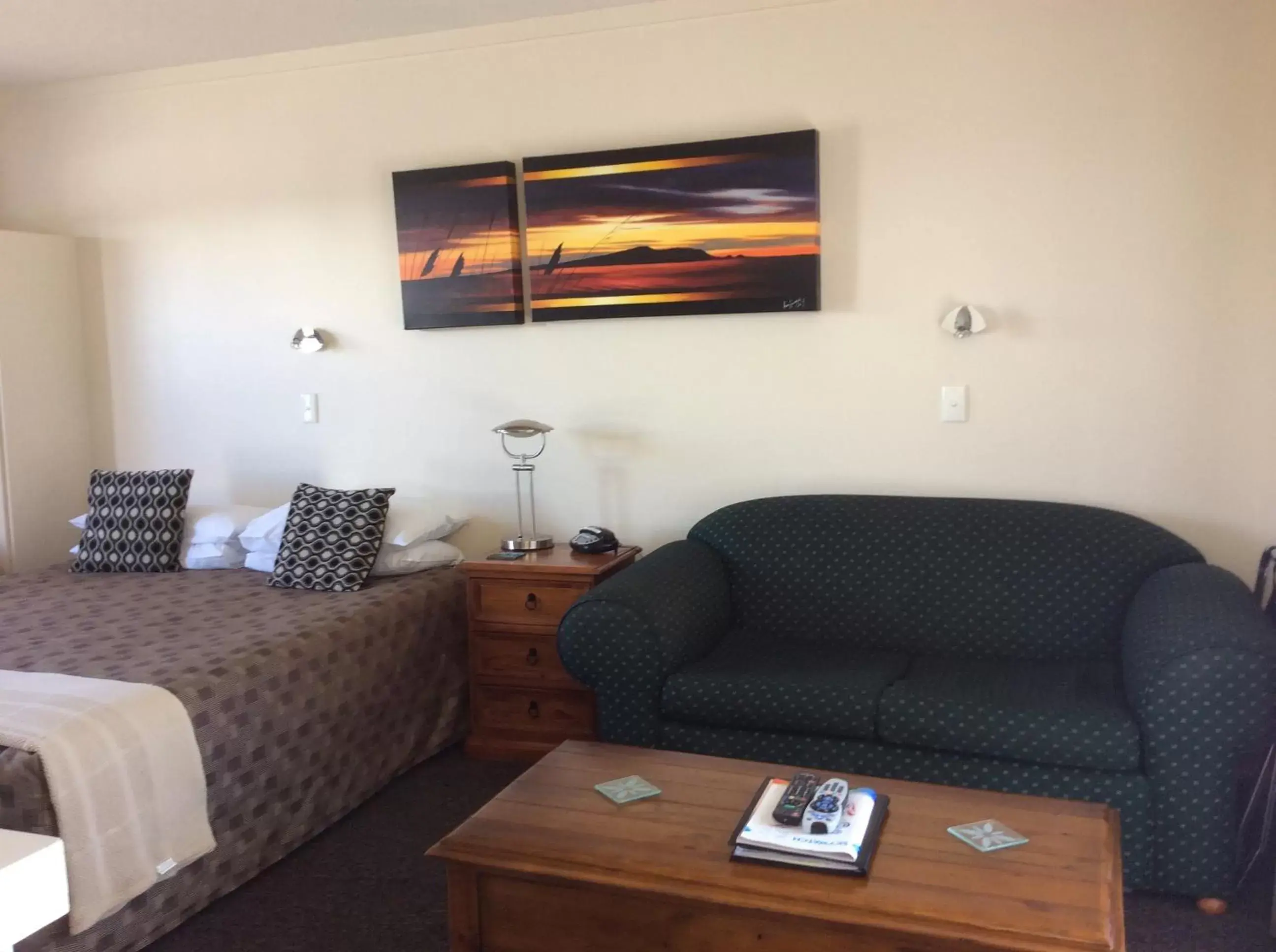 Living room, Seating Area in ASURE Kapiti Court Motel