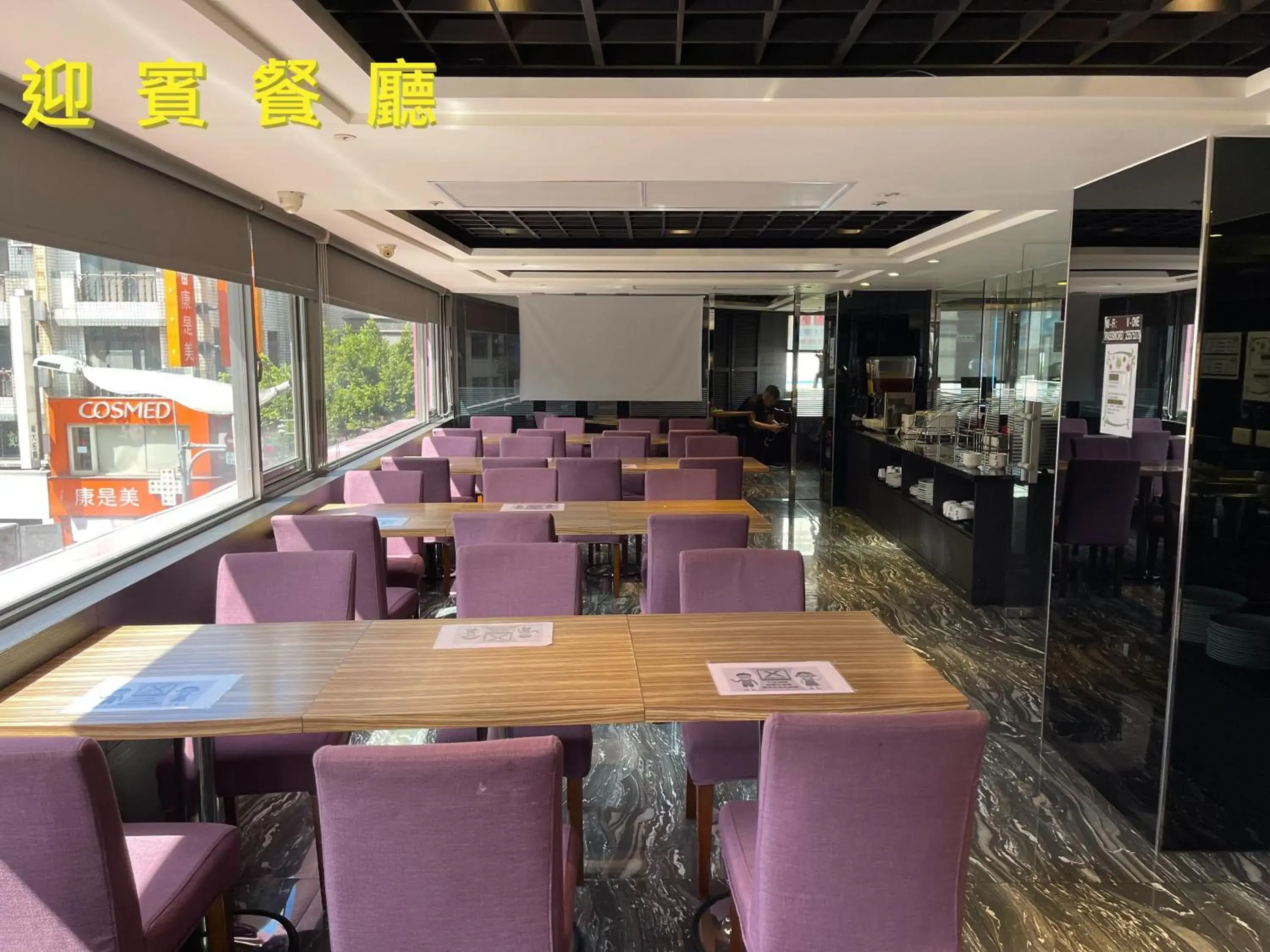 Restaurant/places to eat in V One Hotel