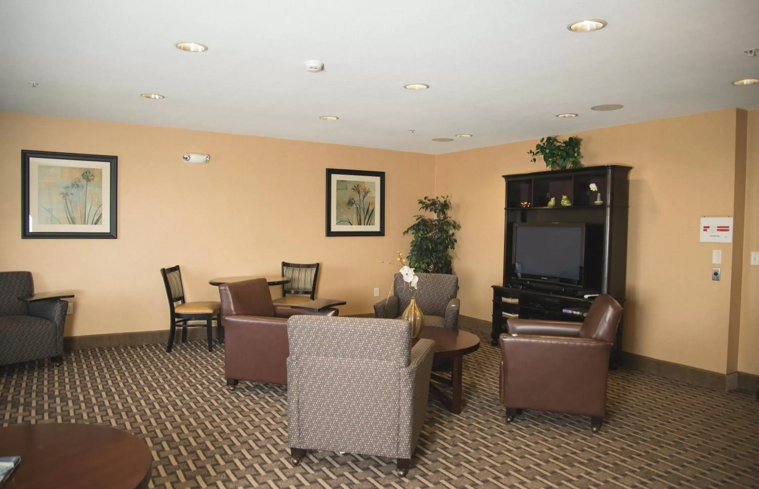 Meeting/conference room, Seating Area in Candlewood Suites Loveland, an IHG Hotel