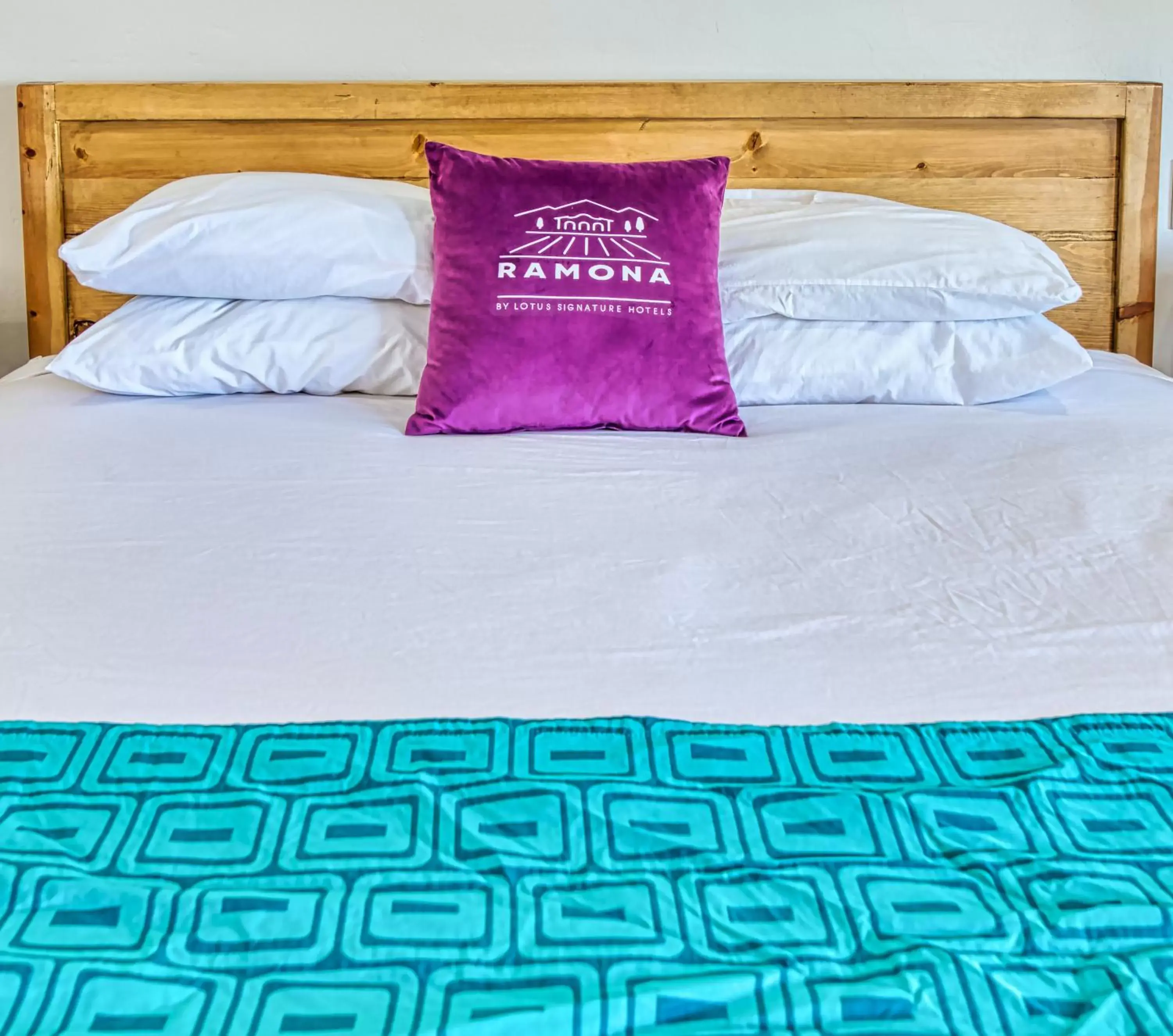 Bed in Ramona Valley Inn Bed in Ramona Valley Inn