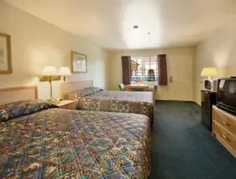 Queen Room with Two Queen Beds - Non-Smoking in Days Inn by Wyndham Riverside Tyler Mall