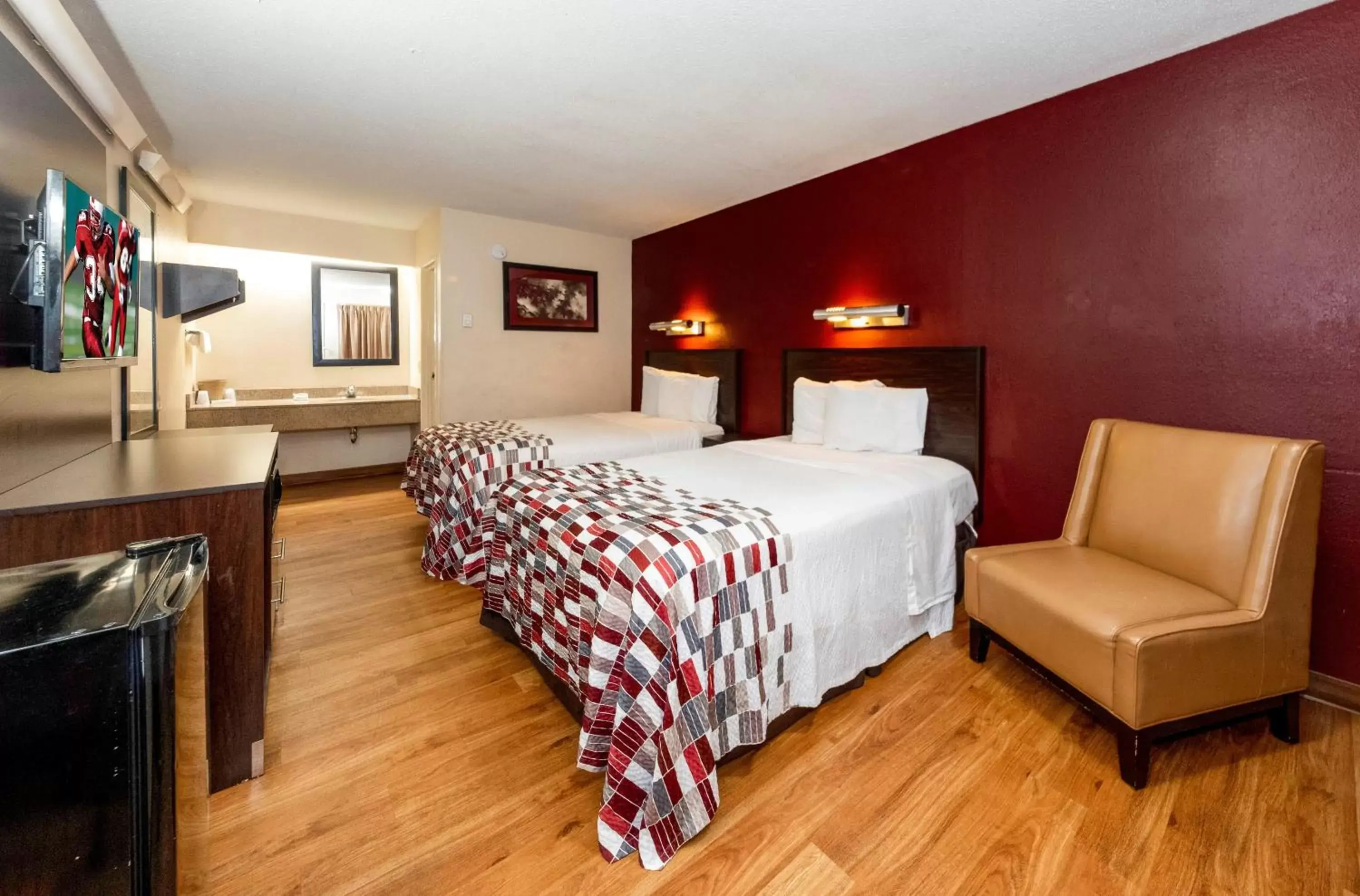 Photo of the whole room, Room Photo in Red Roof Inn Chicago - Lansing