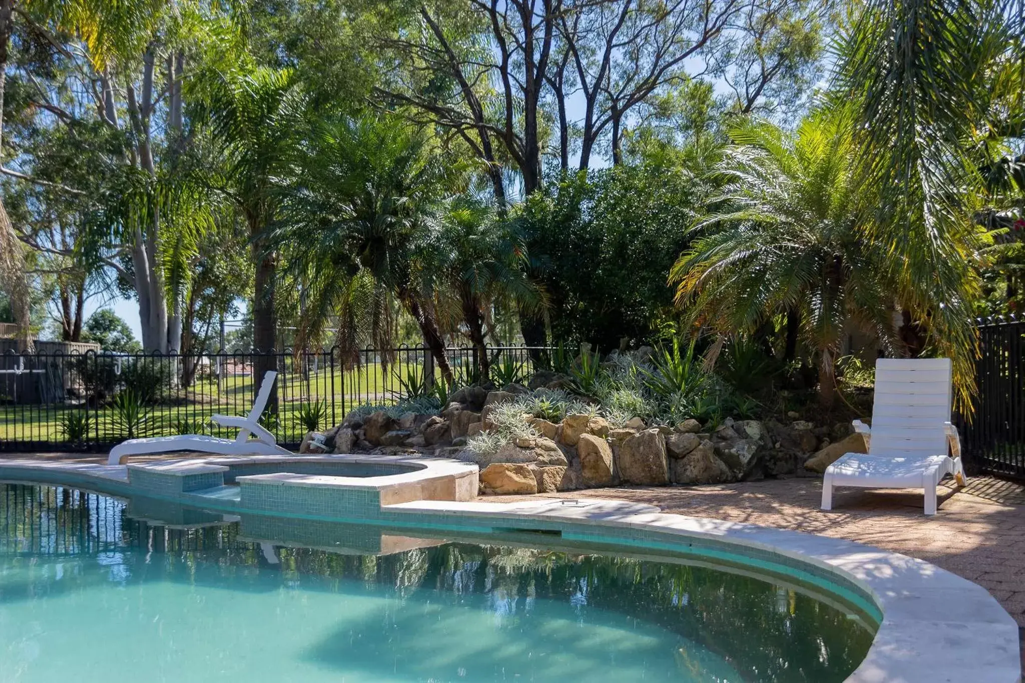 Swimming Pool in Charbonnier Motor Inn