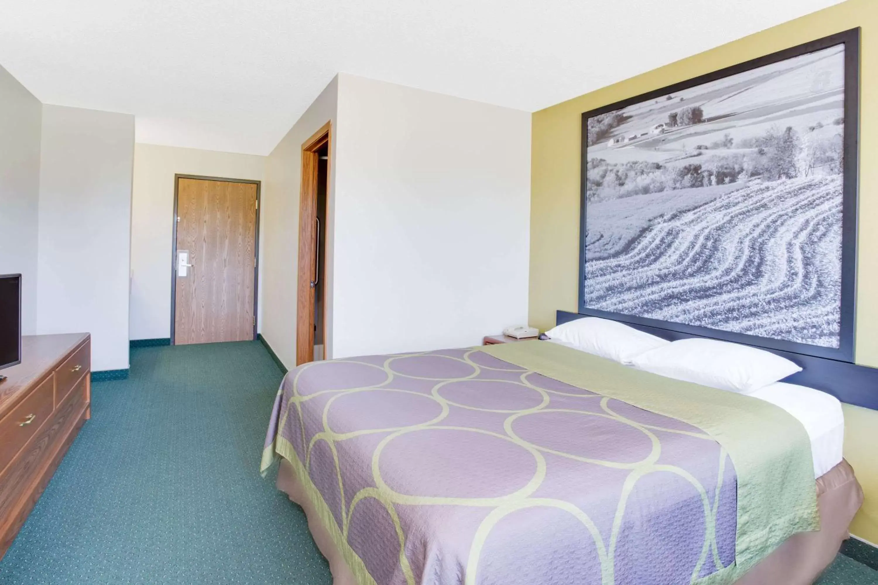 Photo of the whole room, Bed in Super 8 by Wyndham Oelwein