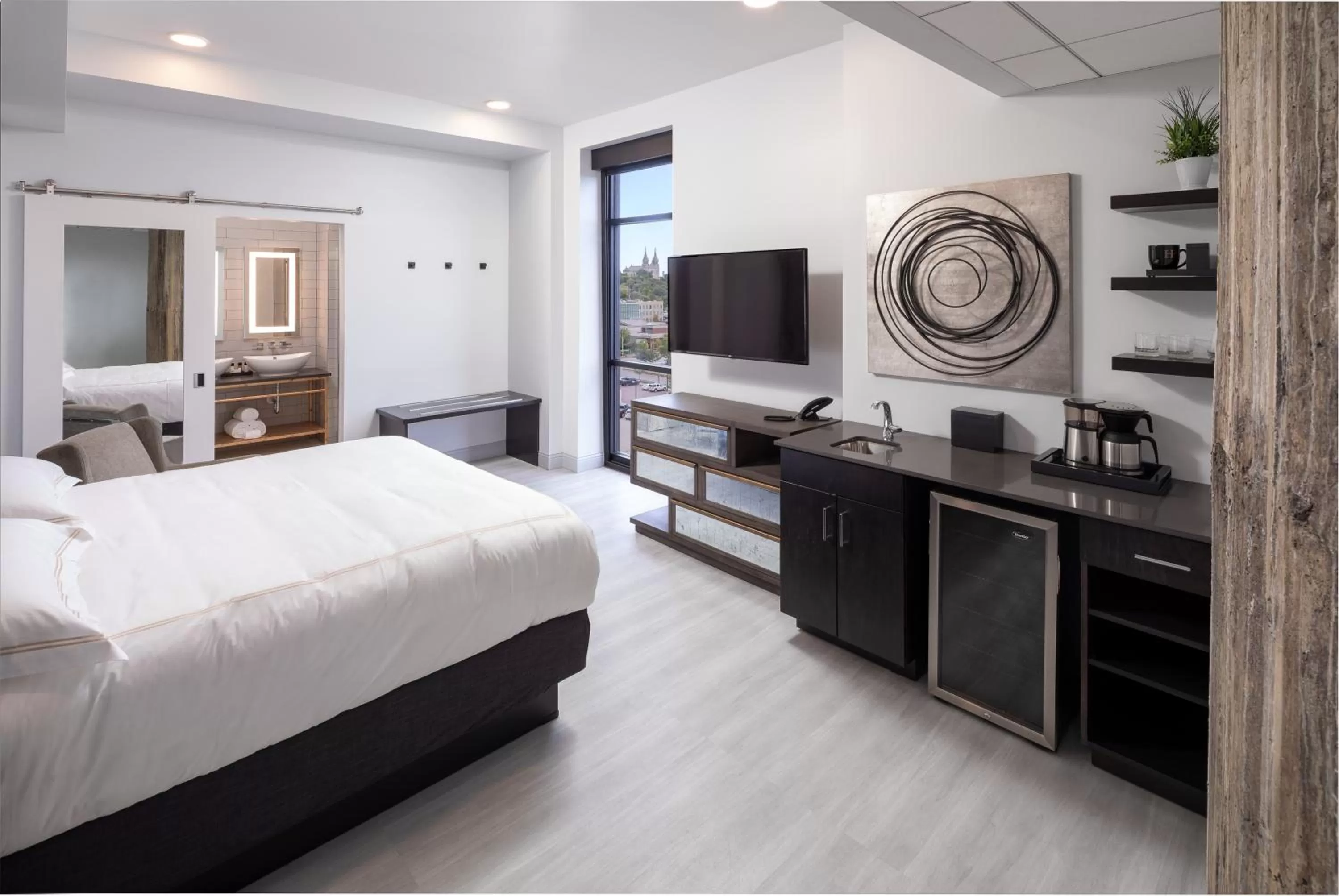 Photo of the whole room, Bed in Hotel On Phillips