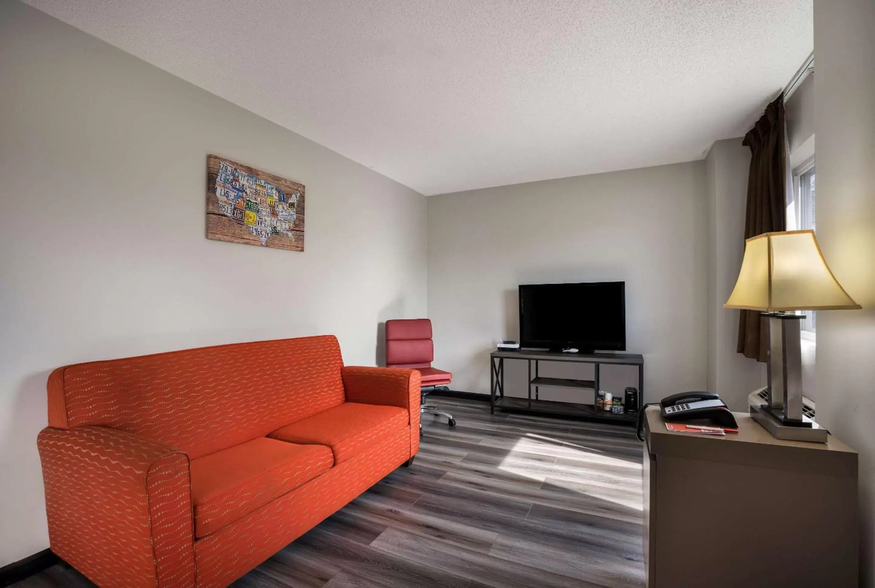 Bedroom, Seating Area in Econo Lodge Inn & Suites Canandaigua