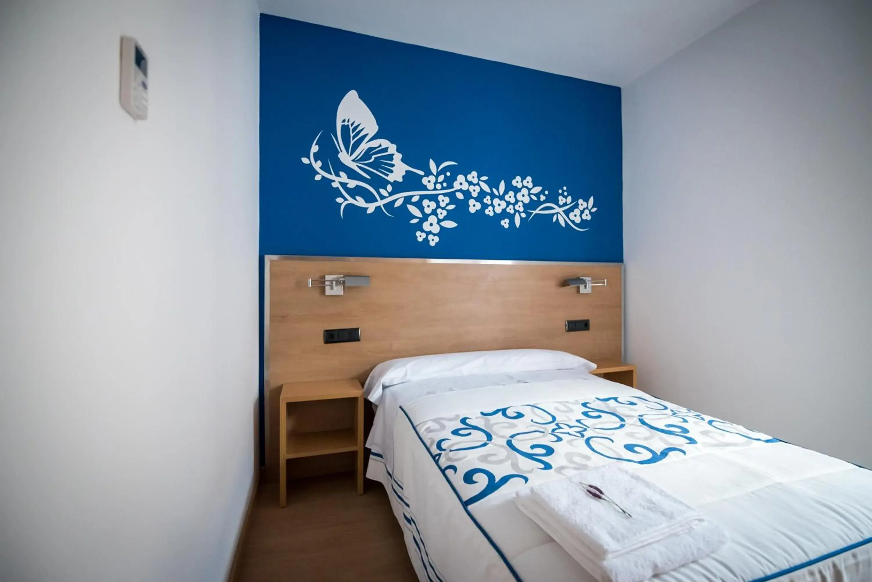 Bedroom, Bed in Hostal Carracedo