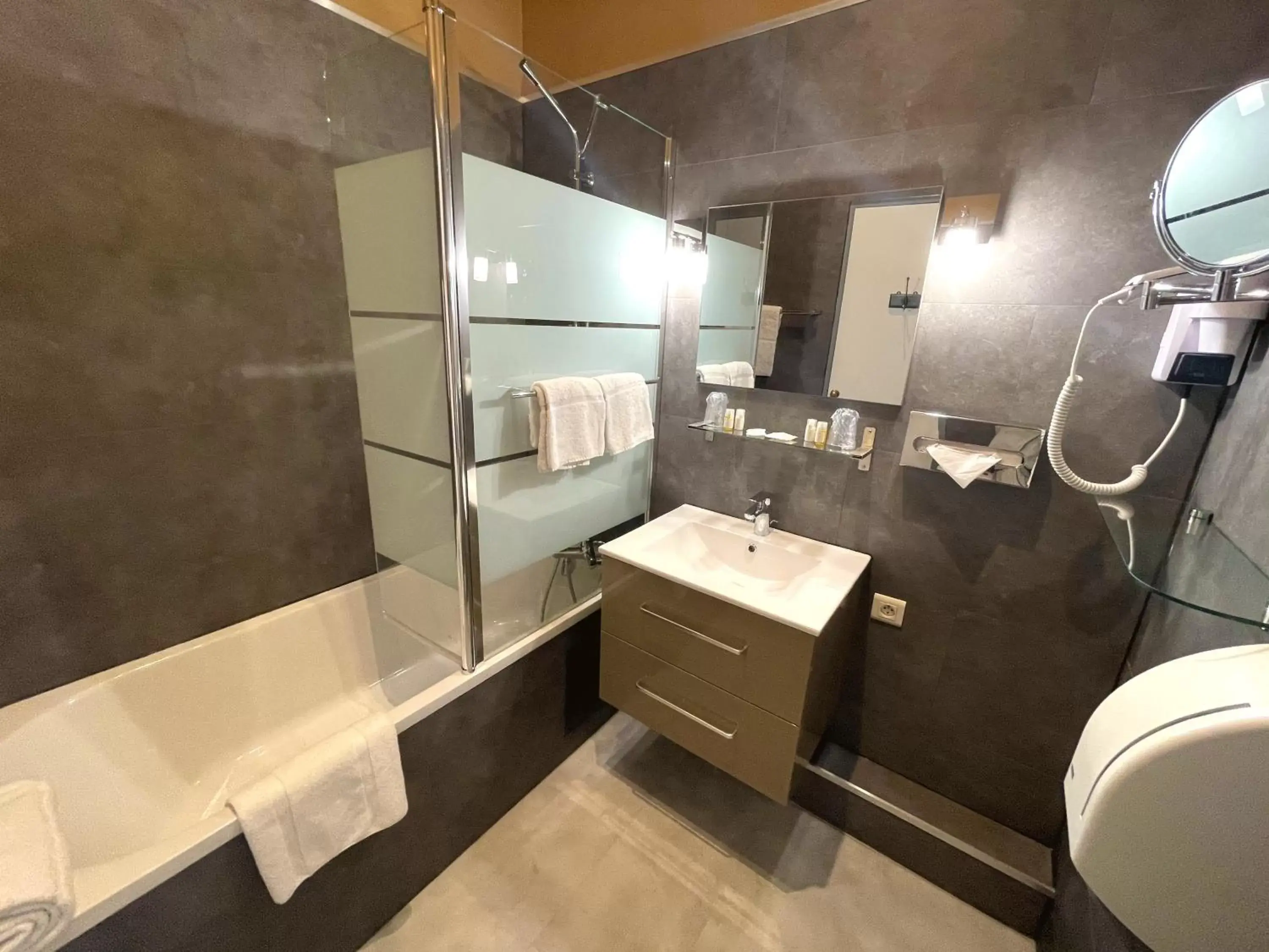 Shower, Bathroom in Royal Hôtel