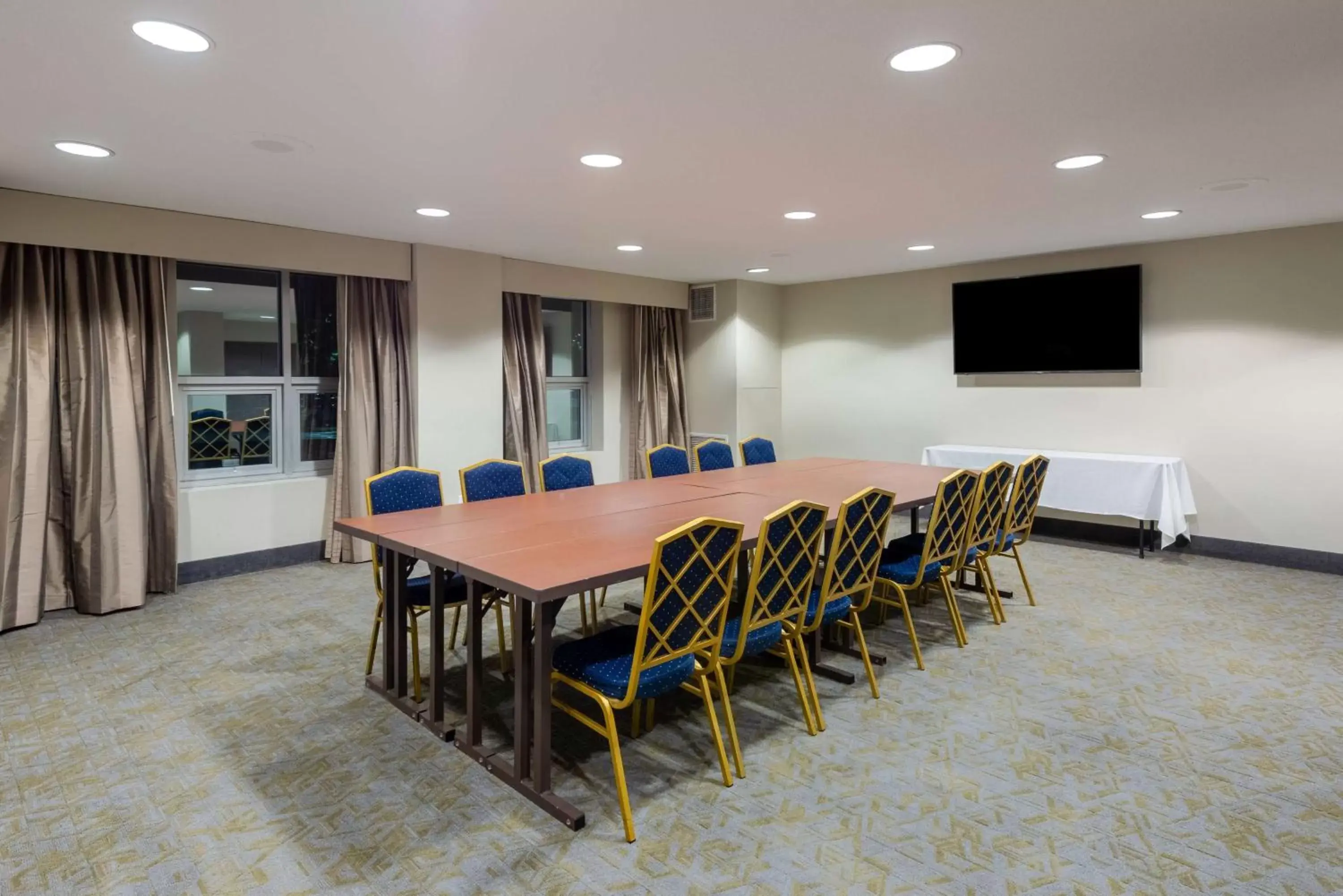 Meeting/conference room in 41 Lakefront Hotel, Trademark Collection by Wyndham