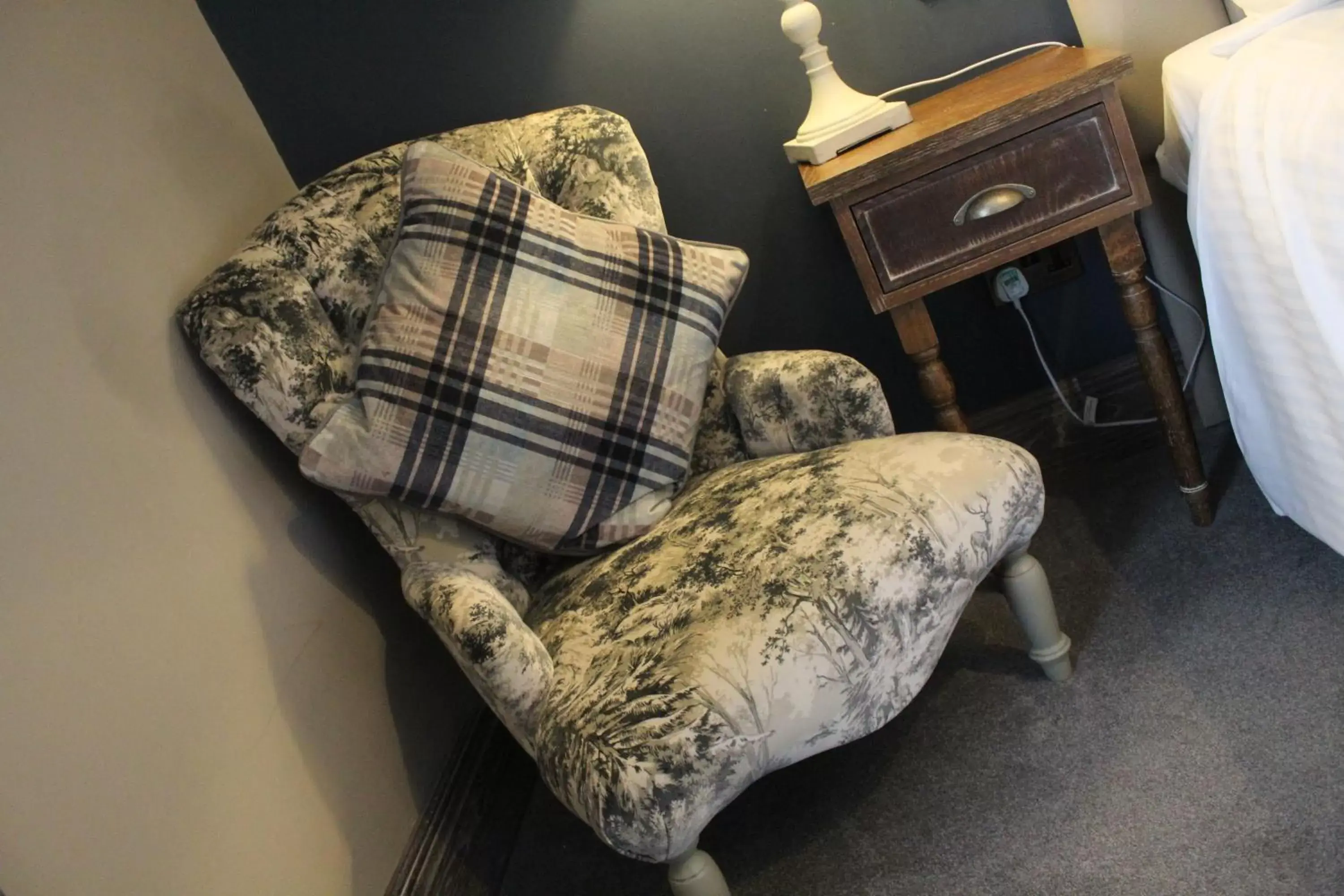 Bedroom, Seating Area in Red Dragon Inn