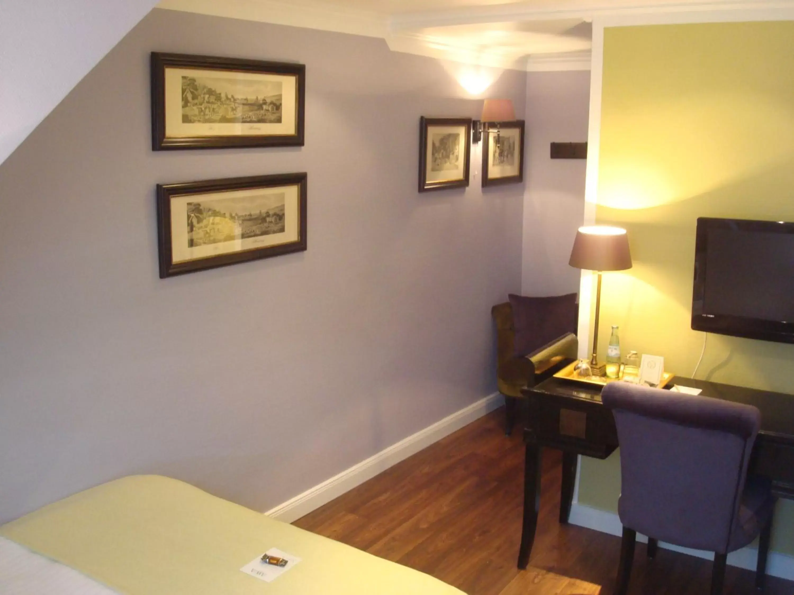 Photo of the whole room, TV/Entertainment Center in Hotel Sir & Lady Astor