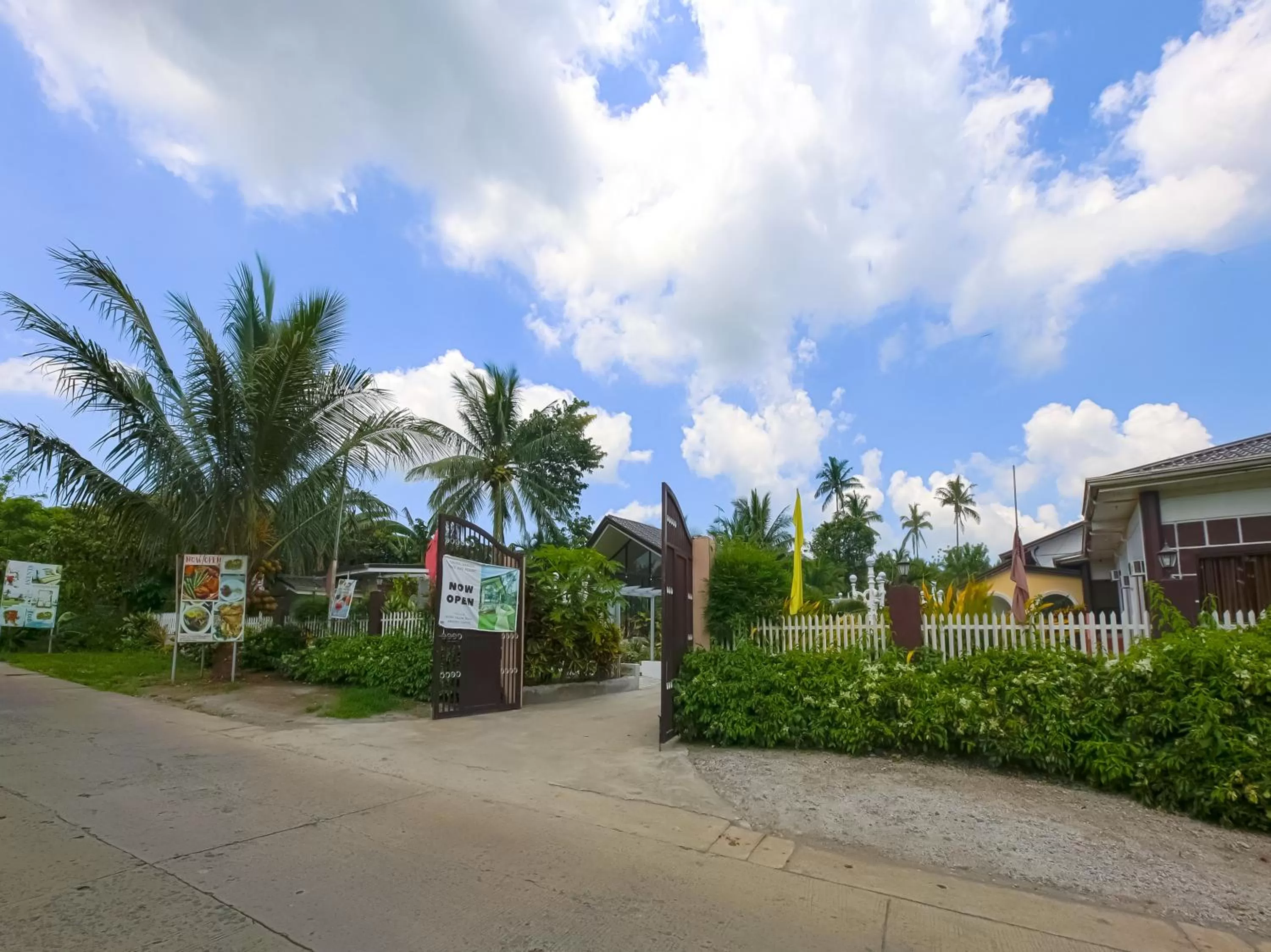 Facade/entrance, Property Building in OYO 784 Laura's Garden Resort