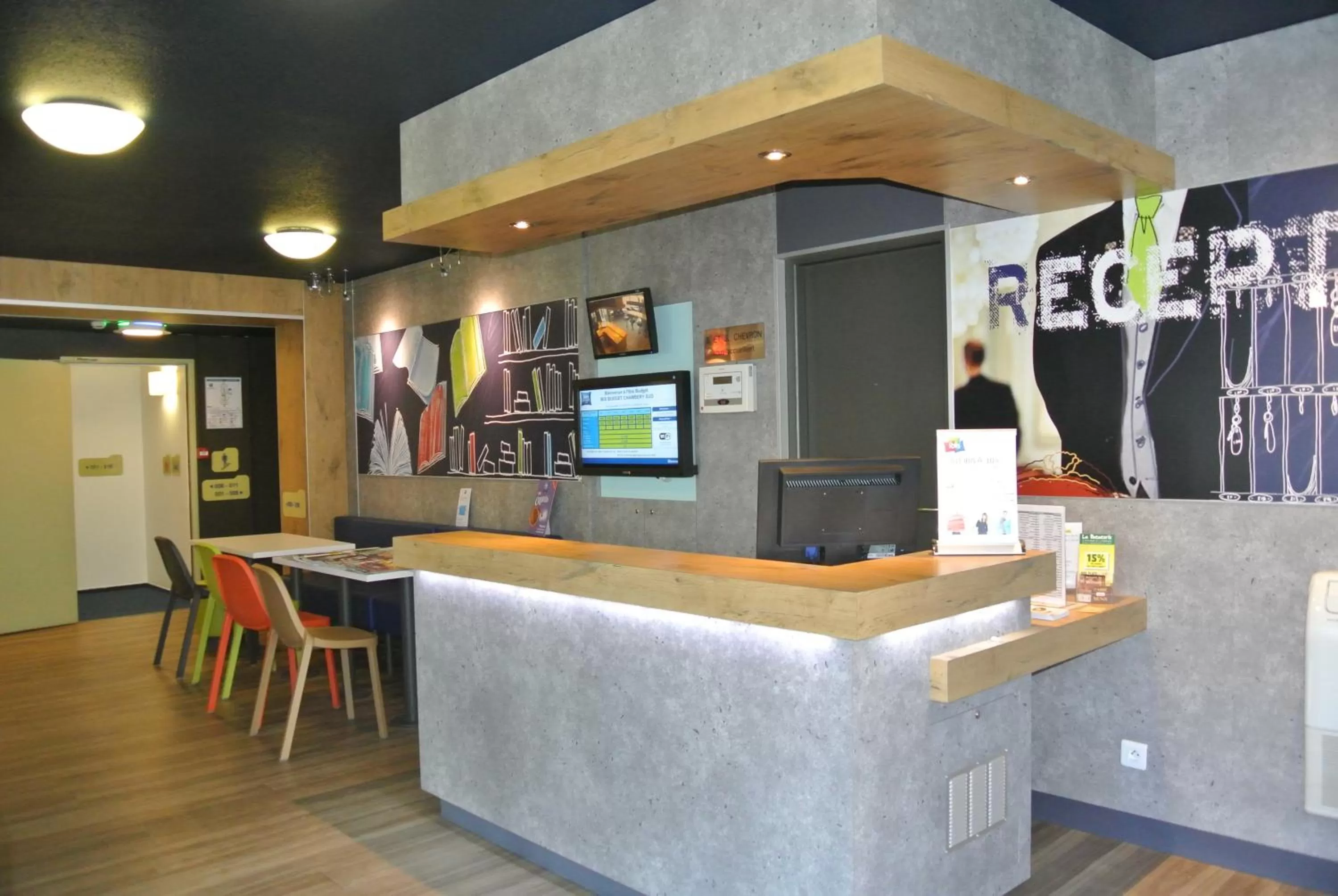 Lobby or reception in ibis budget Chambéry Sud Challes Les Eaux
