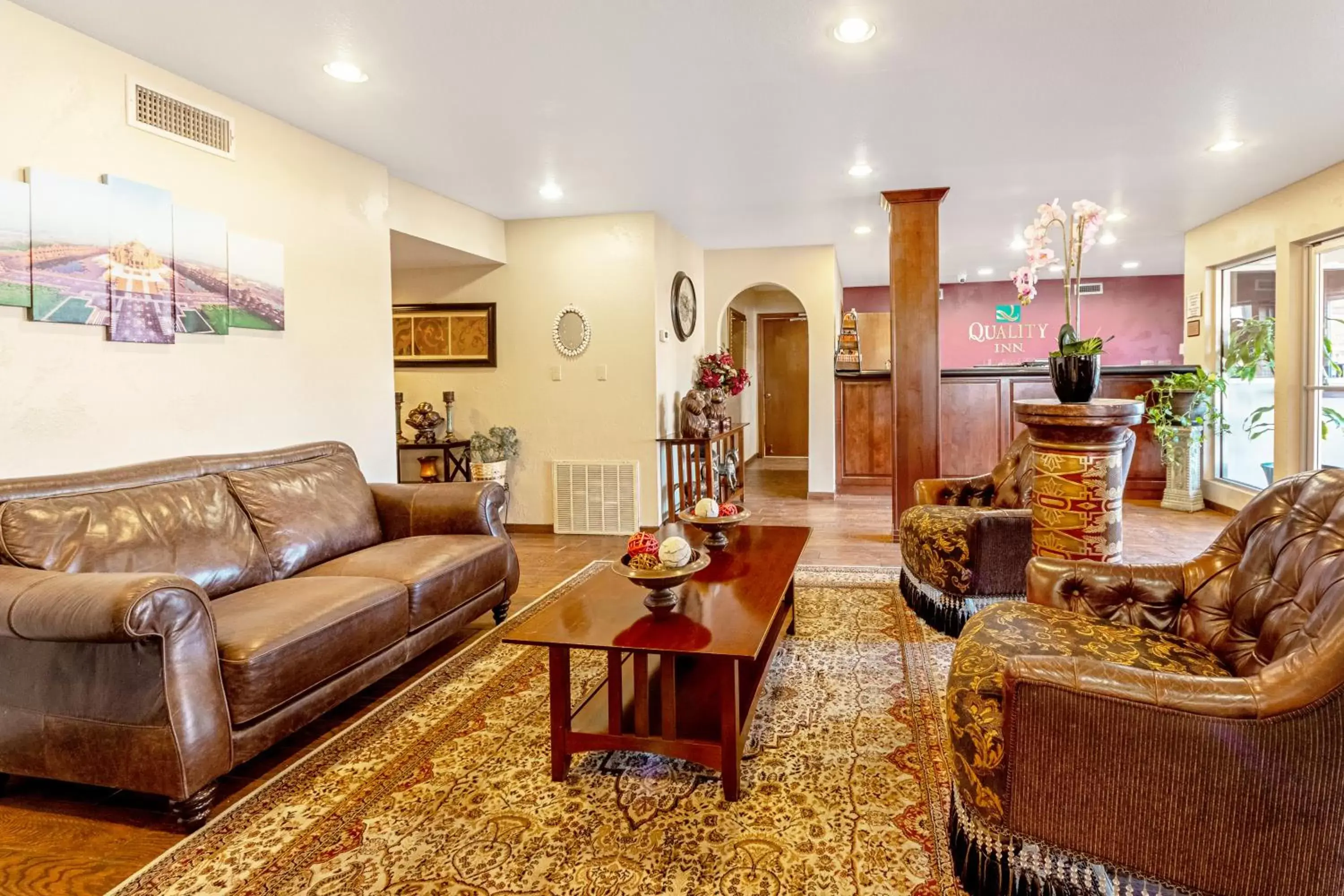 Lobby or reception, Seating Area in Quality Inn