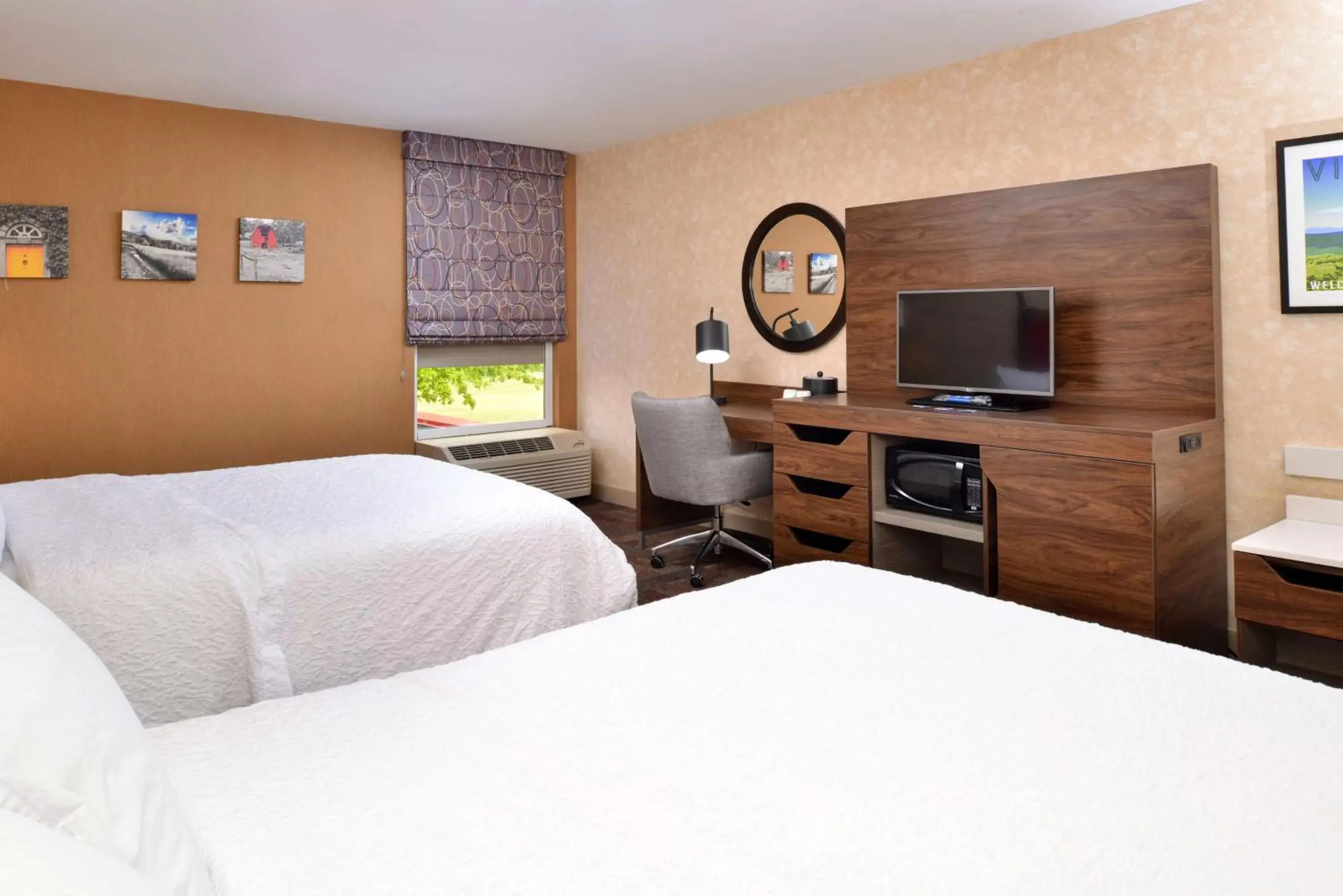 Bedroom, Bed in Hampton Inn Wytheville