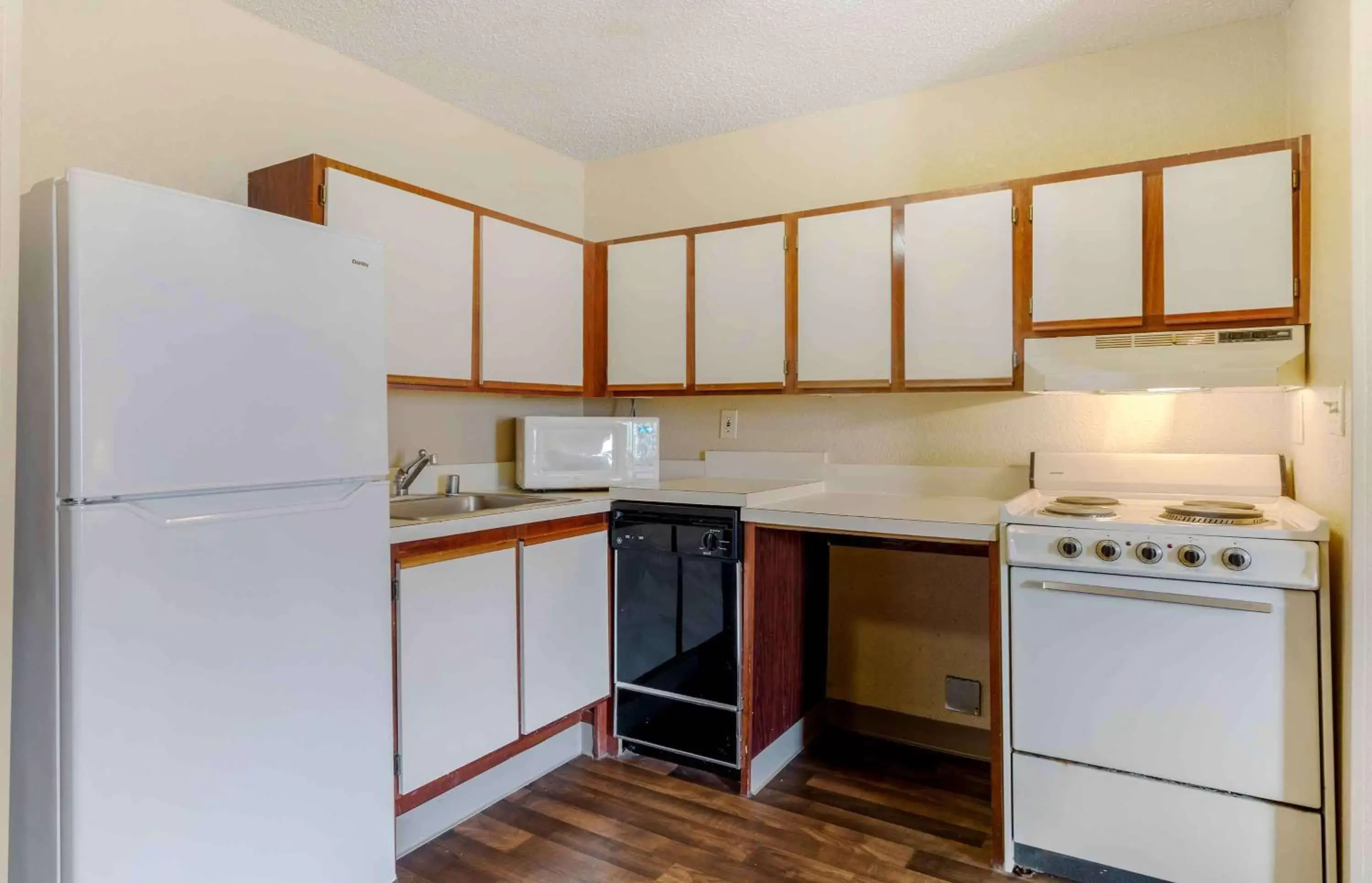 Bedroom, Kitchen/Kitchenette in Extended Stay America Select Suites - Dallas - Las Colinas - Meadow Creek Dr
