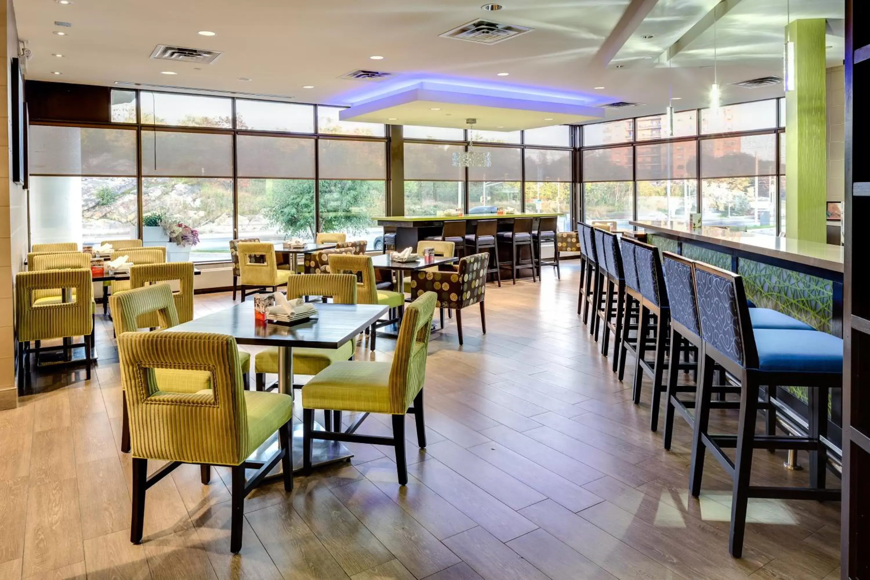 Lounge or bar, Restaurant/Places to Eat in Holiday Inn Sudbury, an IHG Hotel