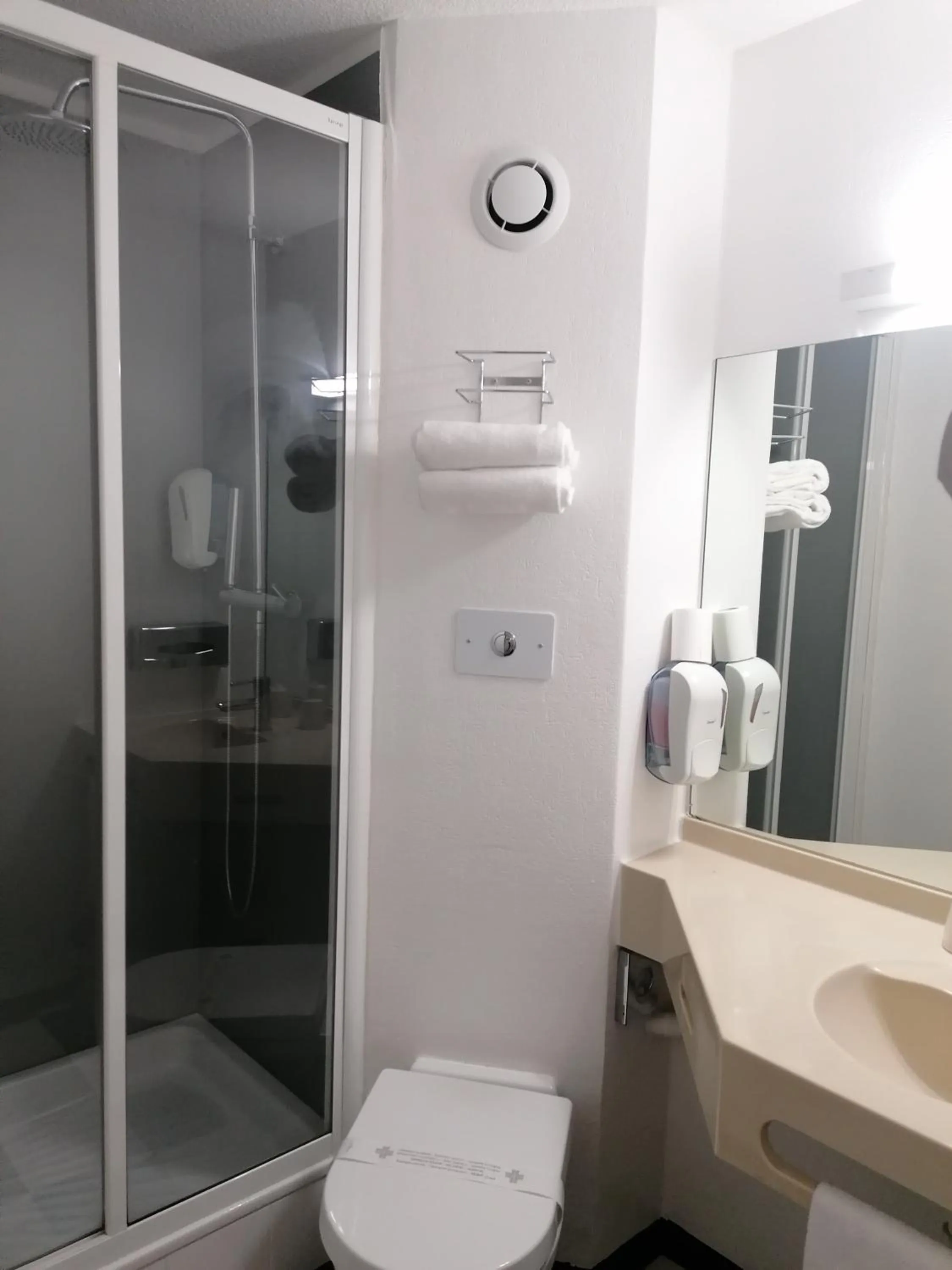 Bathroom in Enzo Hotels Vierzon by Kyriad Direct