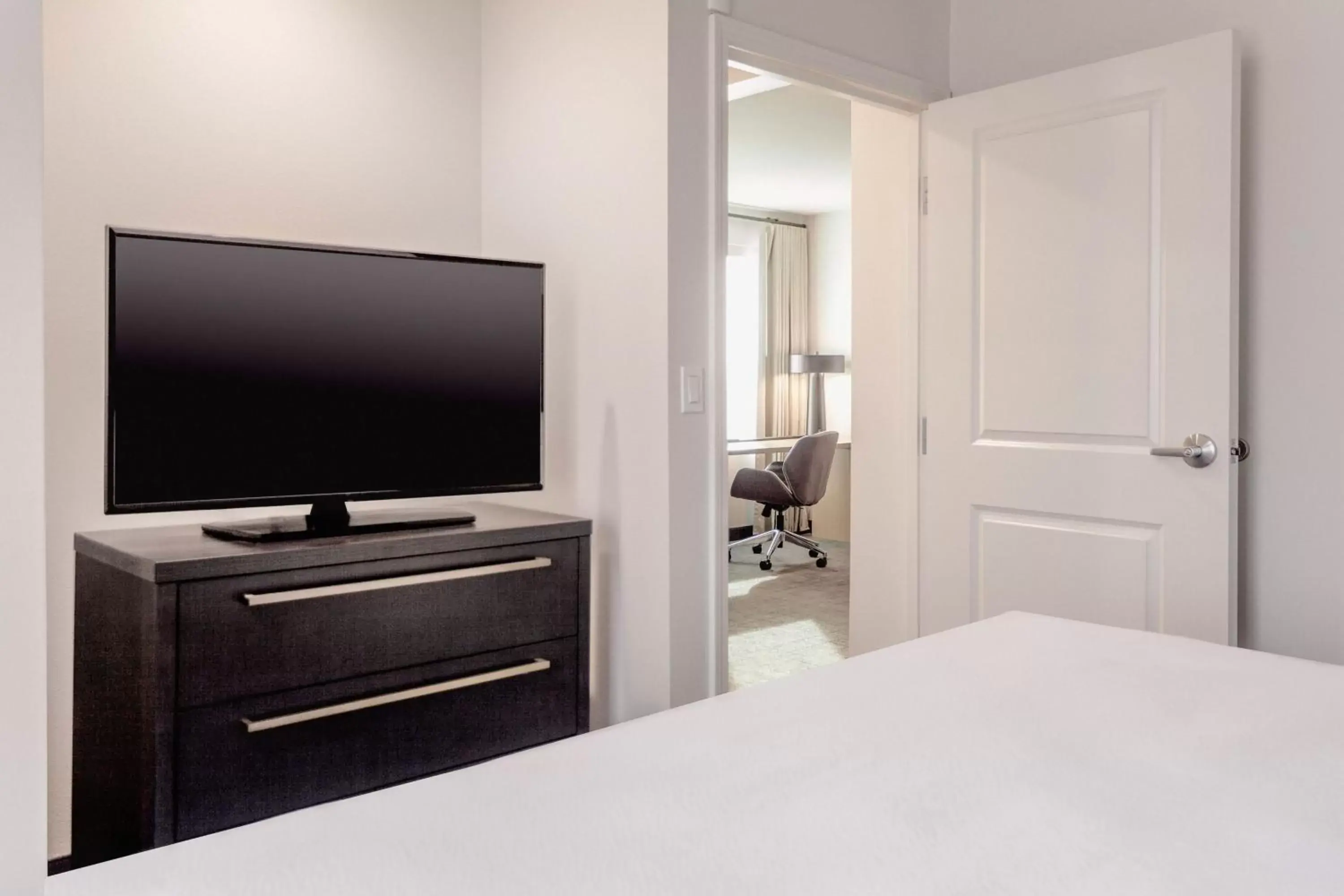 Bedroom, TV/Entertainment Center in Residence Inn by Marriott Loma Linda Redlands